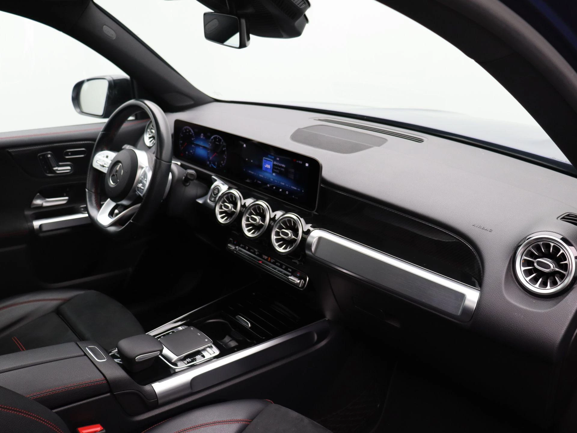 Mercedes-Benz-GLB-image-20