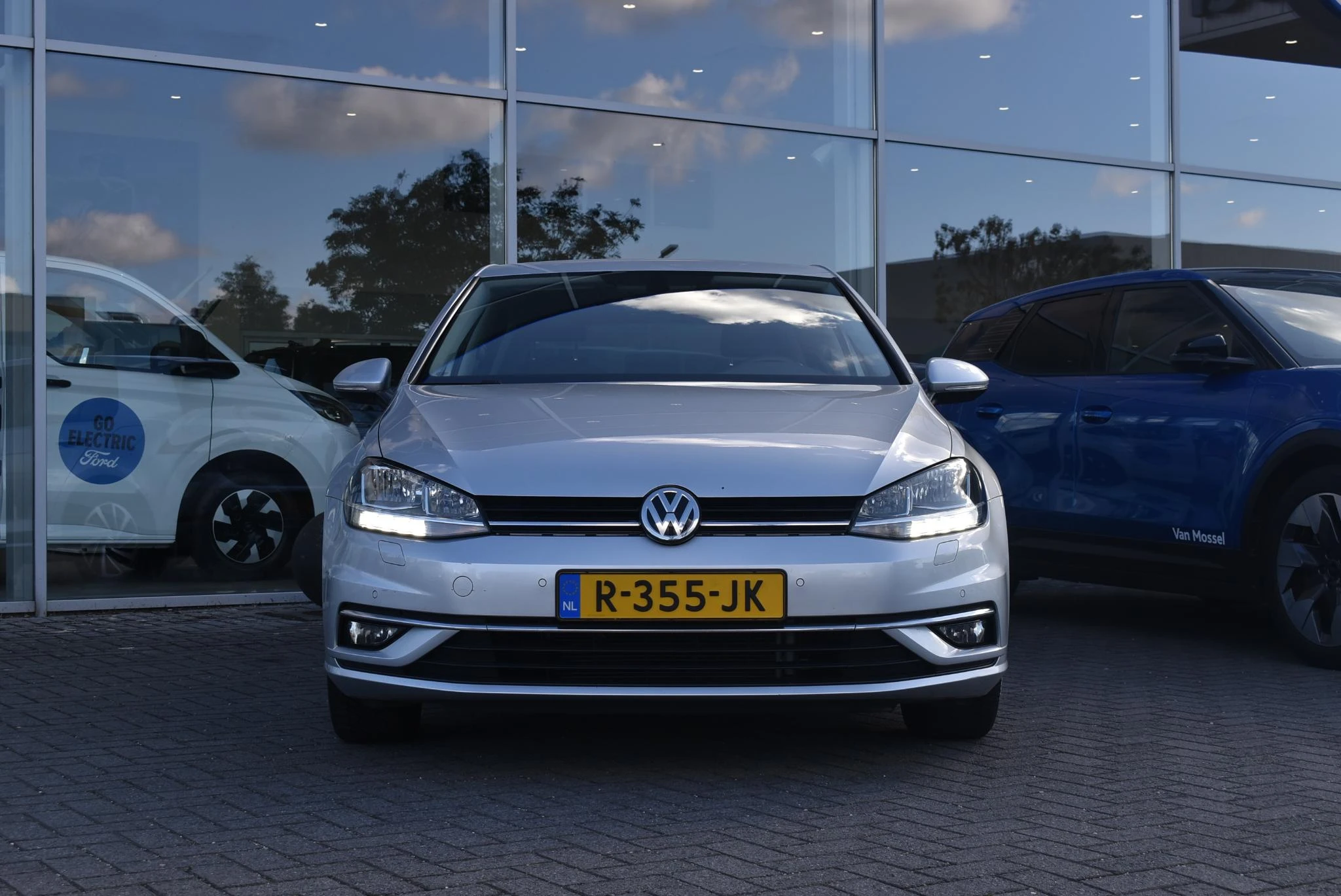 Volkswagen-Golf-image-1