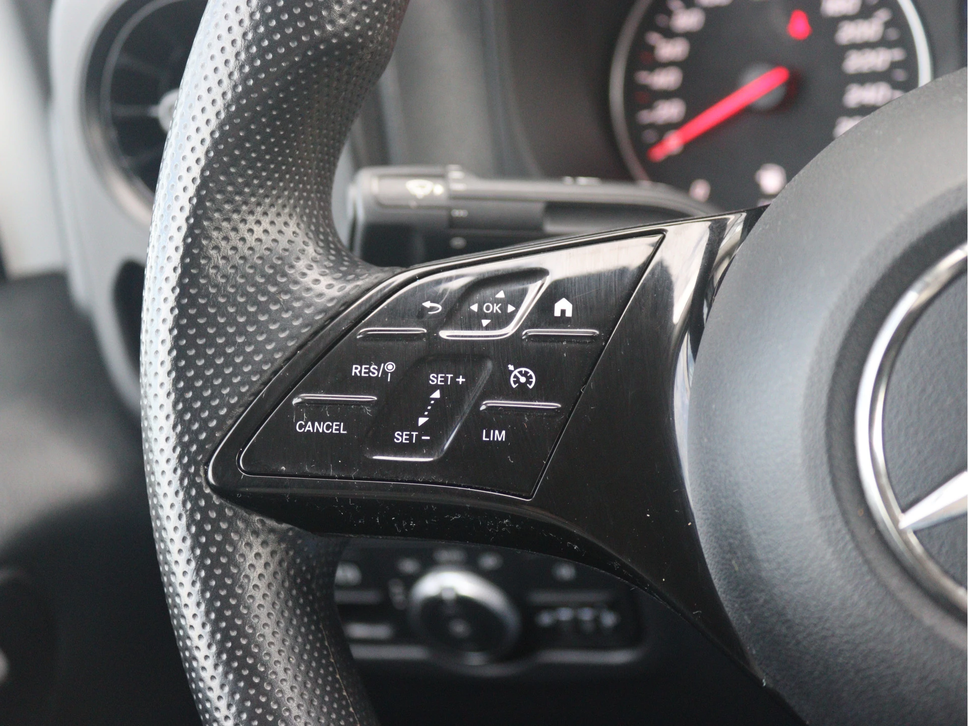 Mercedes-Benz-Vito-image-6