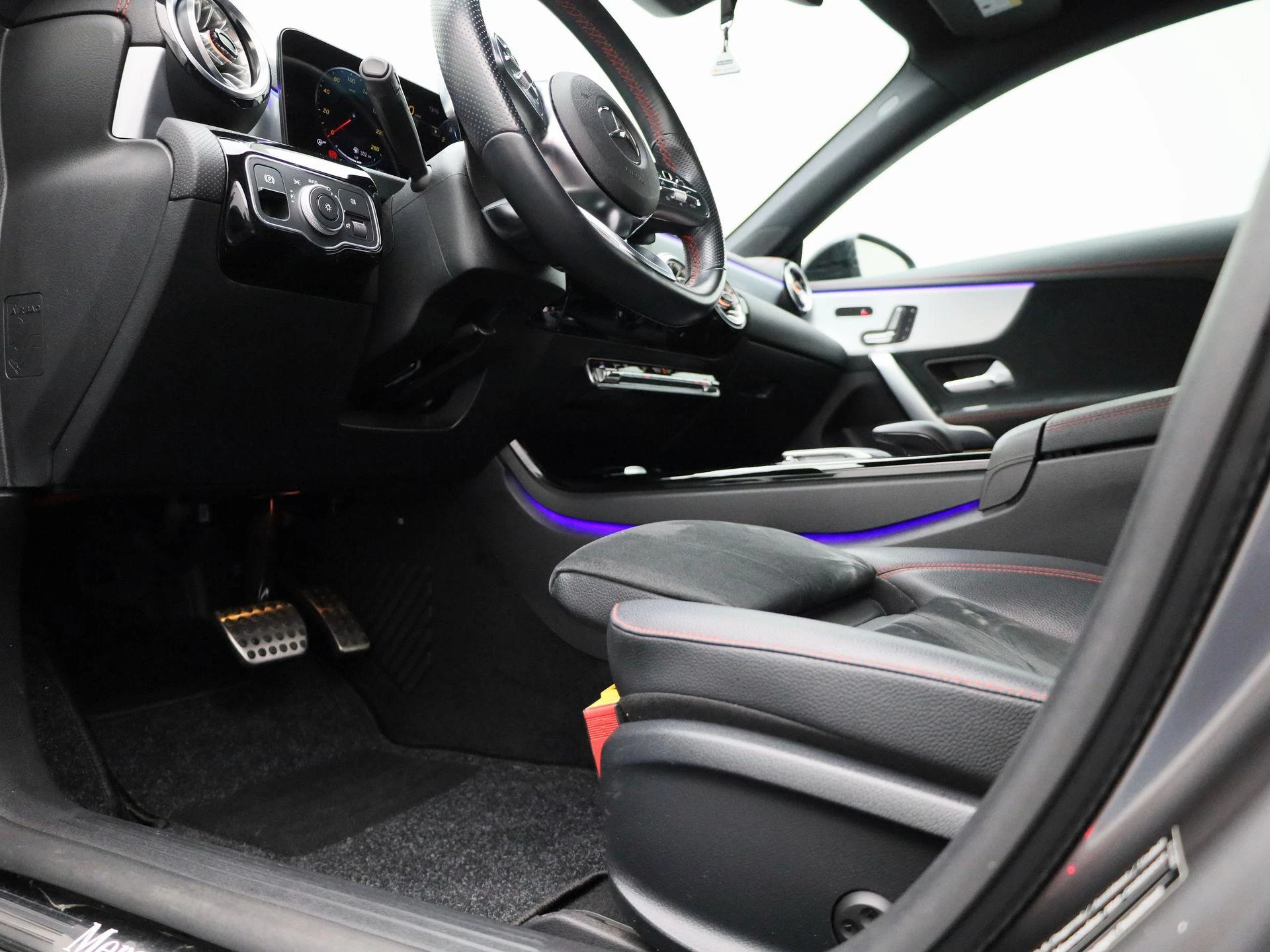 Mercedes-Benz-CLA-image-35