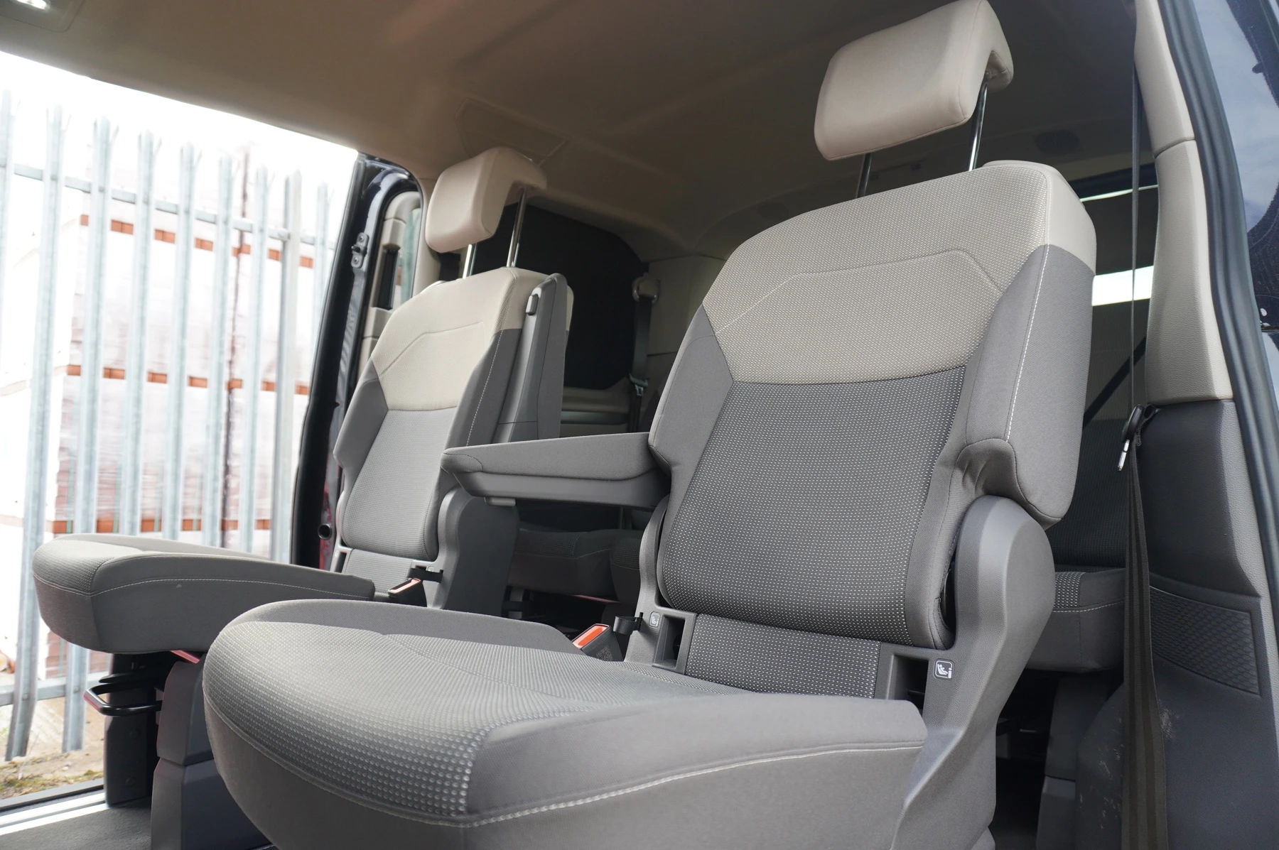 Volkswagen-Multivan-image-11