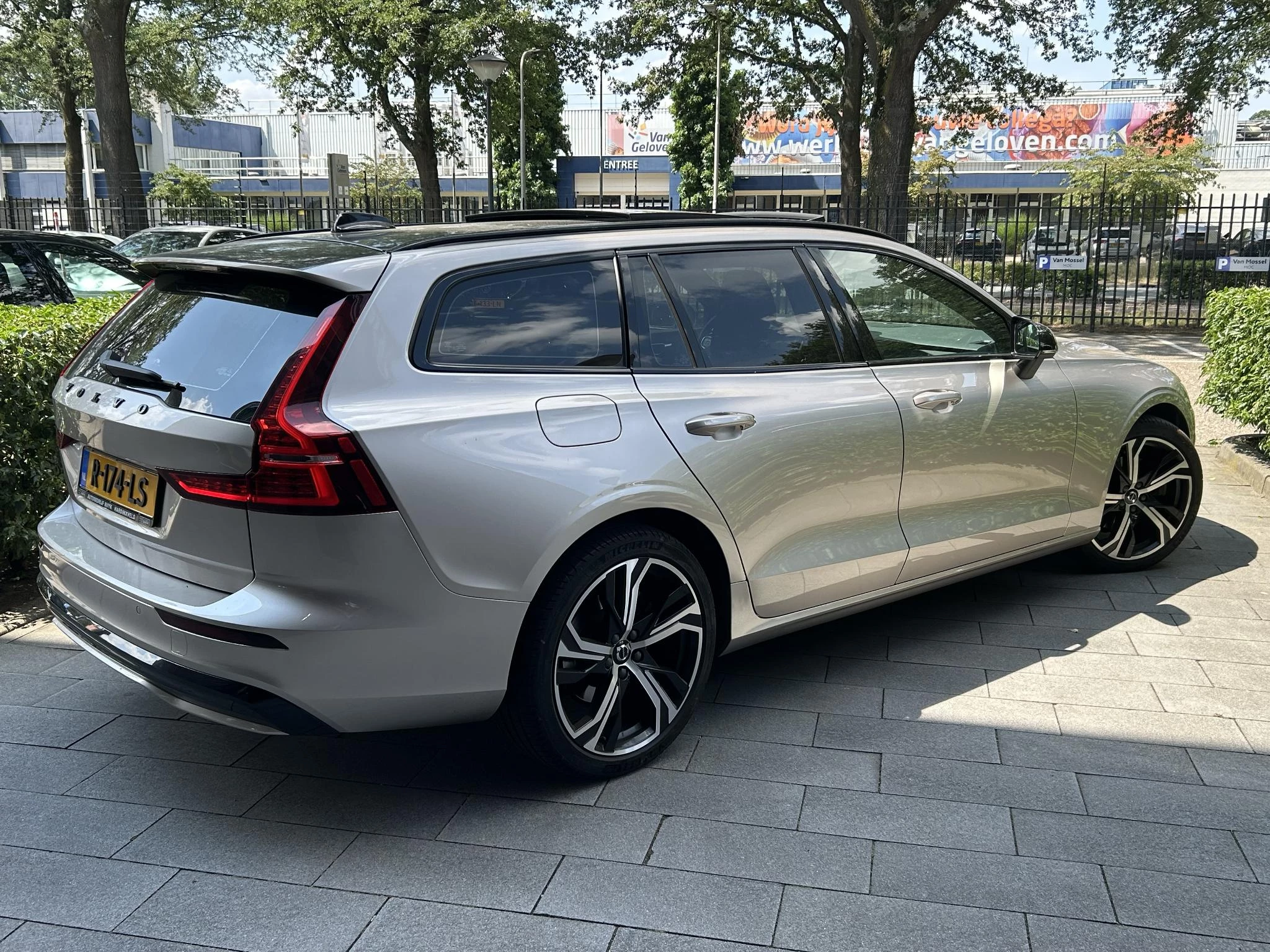 Volvo V60 2.0 B4 Ultimate Dark