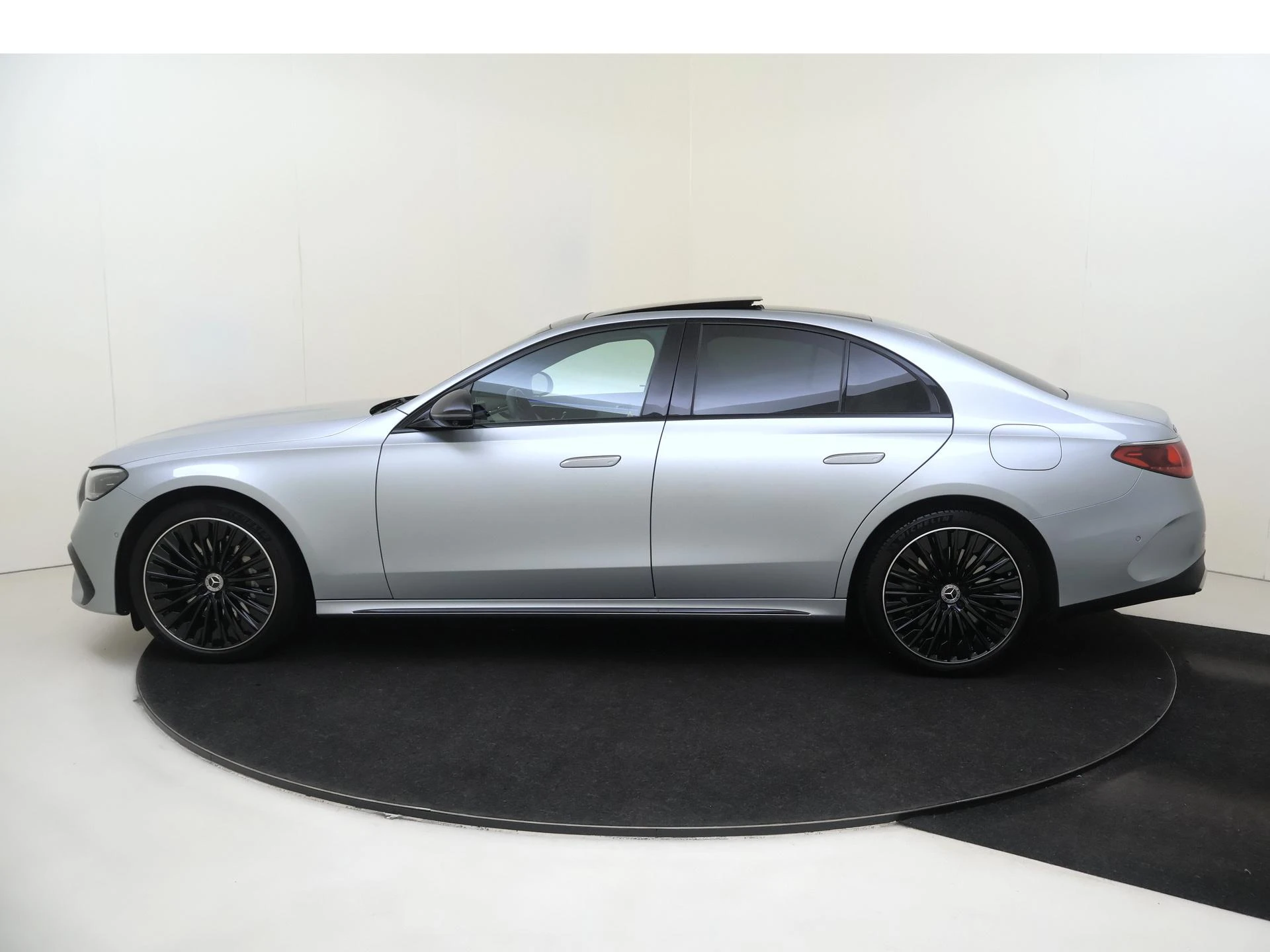 Mercedes-Benz-E-Klasse-image-7