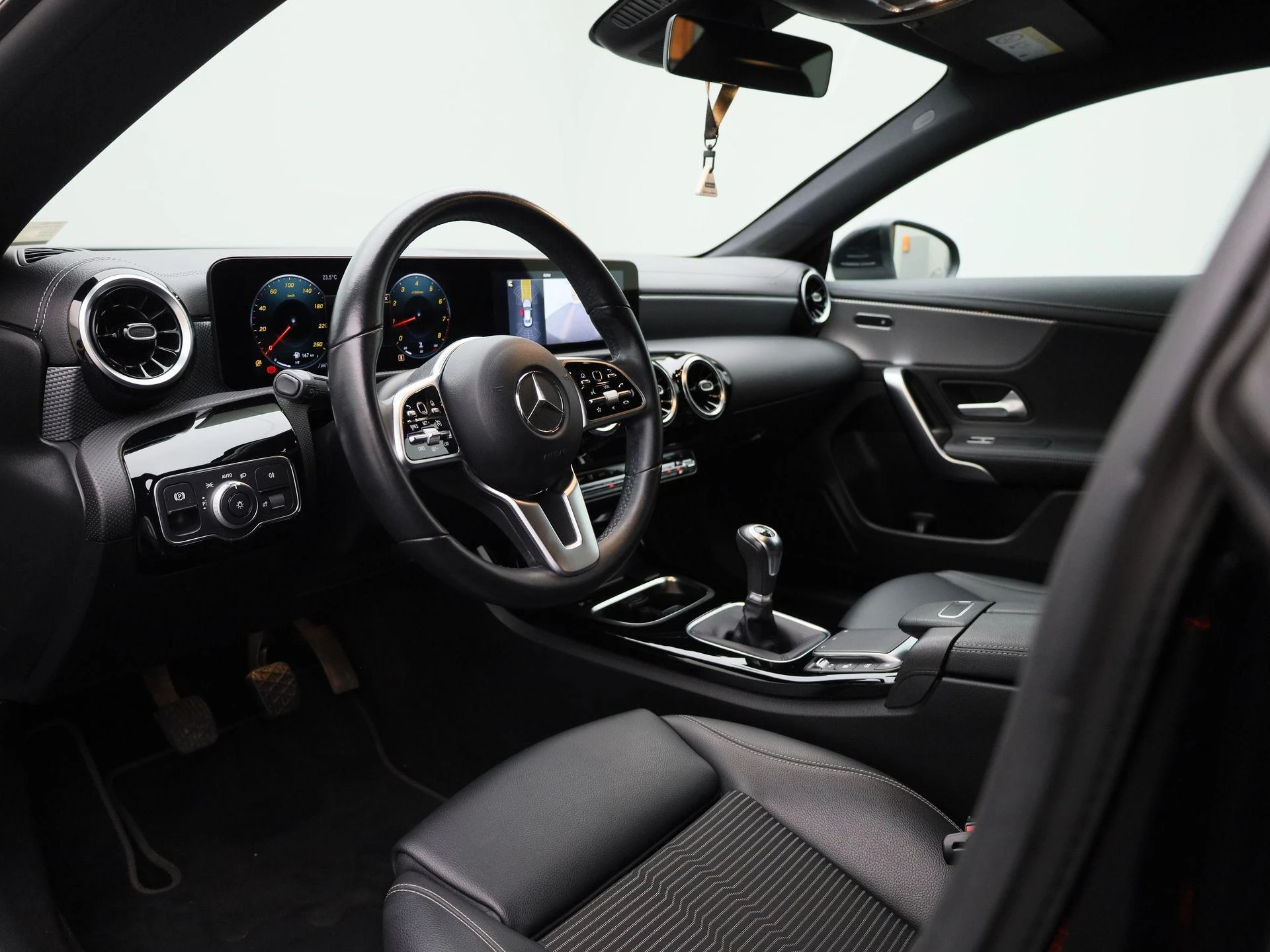 Mercedes-Benz-CLA-image-32