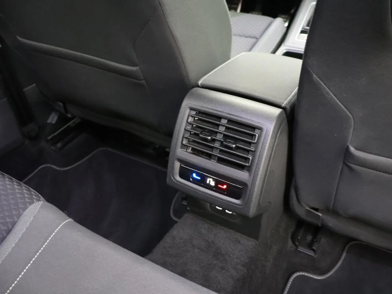 Volkswagen-Golf-image-17