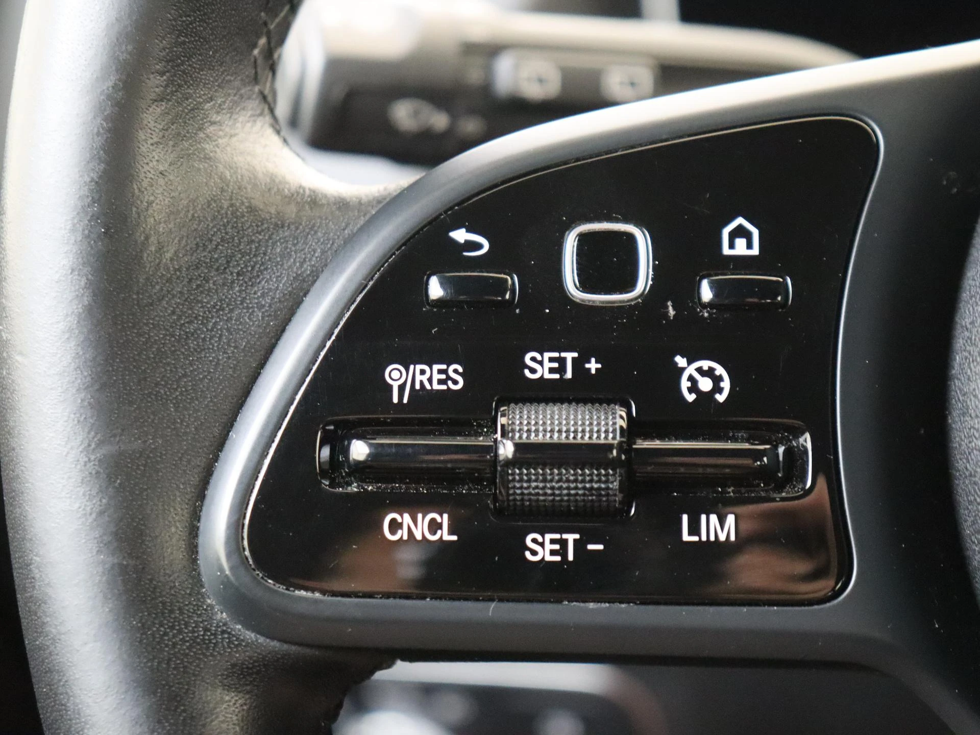 Mercedes-Benz-B-Klasse-image-12