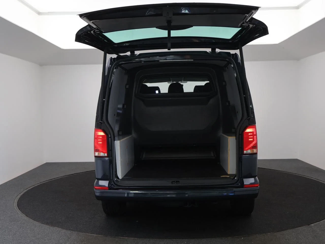 Volkswagen-Transporter-image-19