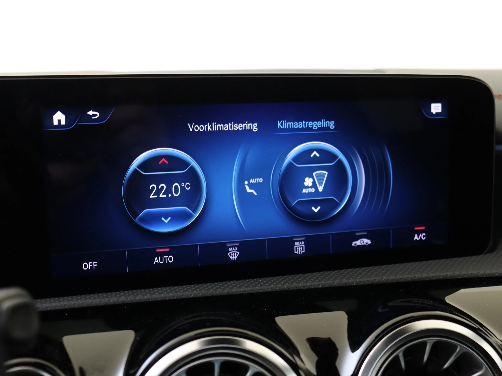 Mercedes-Benz-CLA-image-18