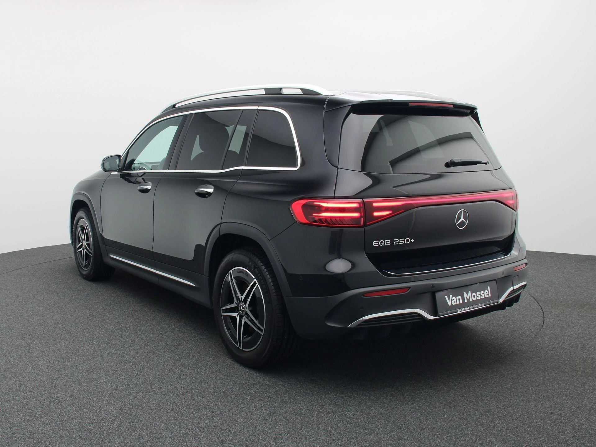 Mercedes-Benz-EQB-image-1