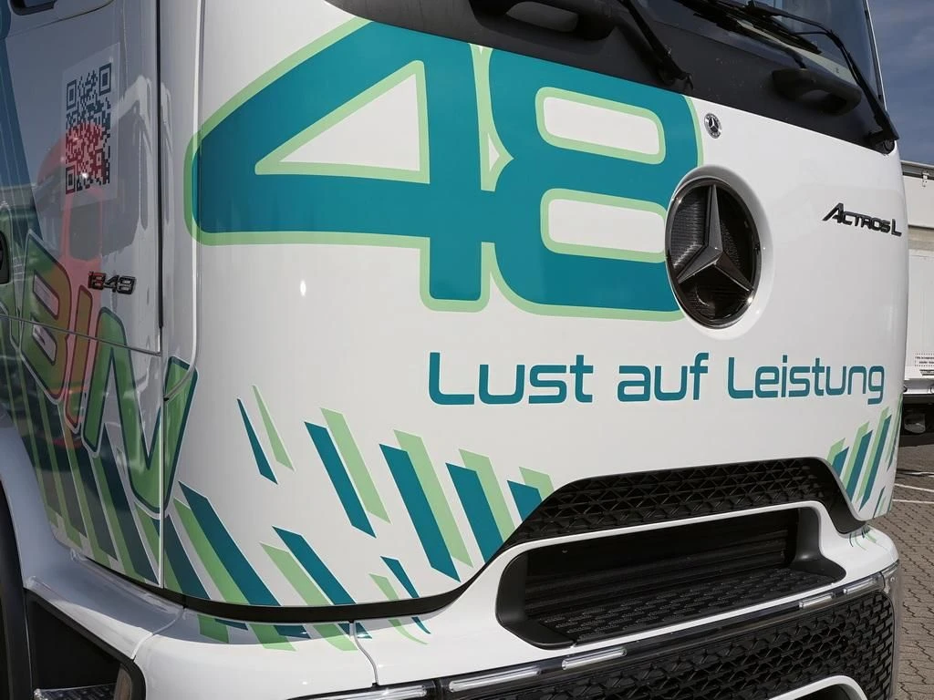 Mercedes-Benz-Actros-image-21