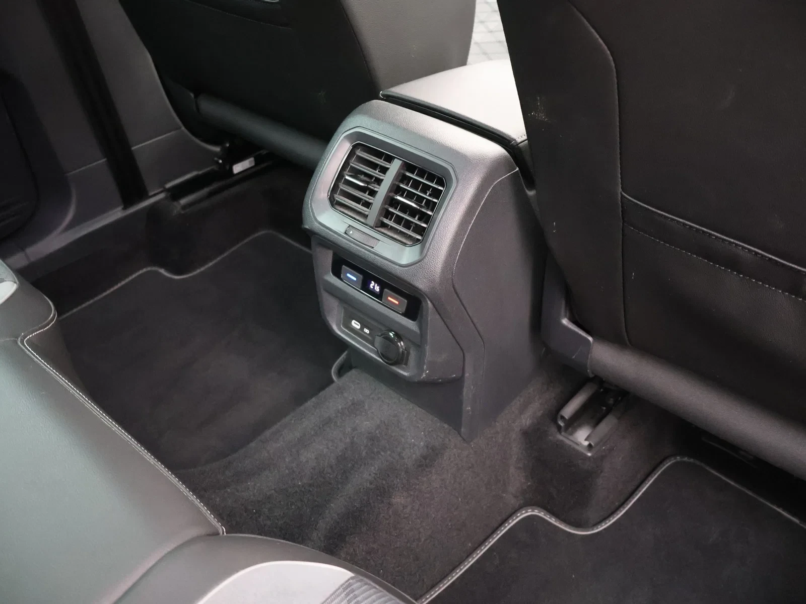 Volkswagen Tiguan R-Line 1.5TSI 150PK *AUTOMAAT*CAMERA*TREKHAAK*ACC*VIRTUAL COCKPIT*NAVI*...*
