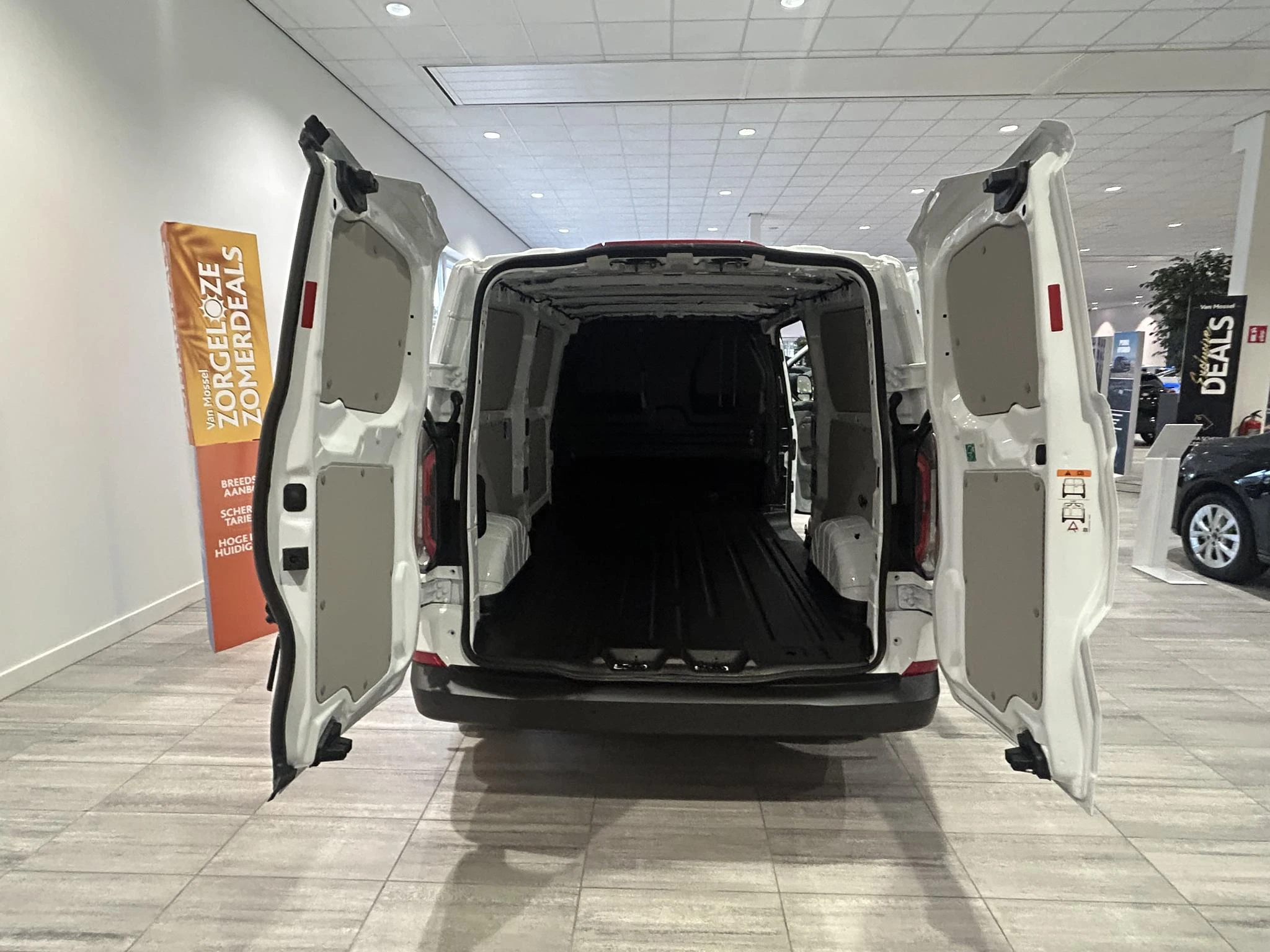 Ford-E-Transit Custom-image-10