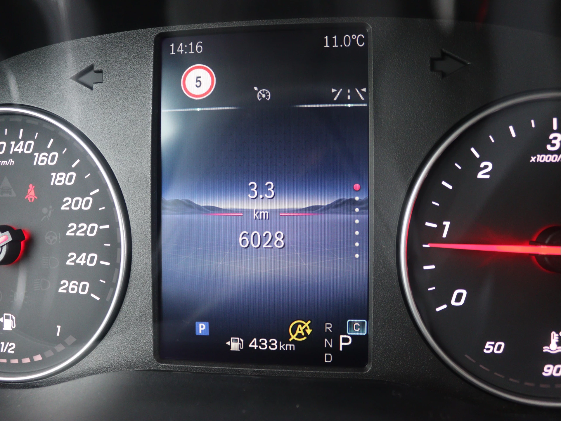 Mercedes-Benz-Vito-image-6