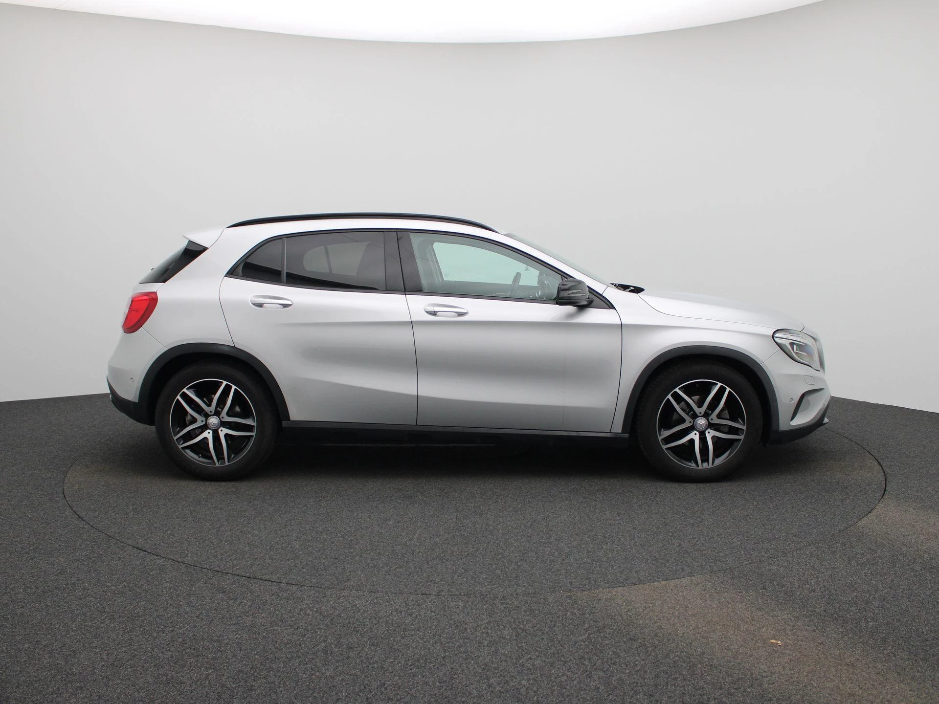 Mercedes-Benz-GLA-image-5