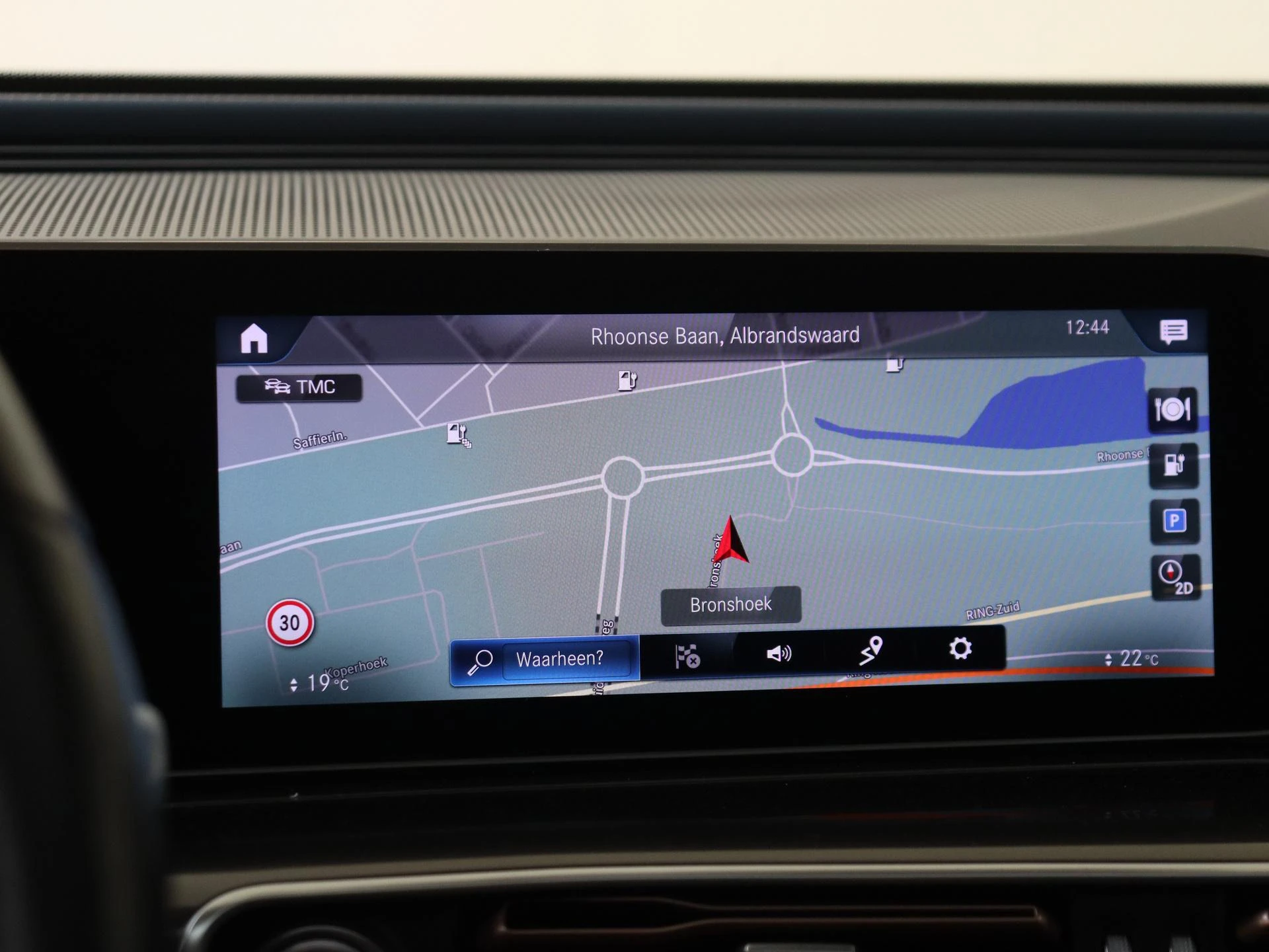 Mercedes-Benz-EQC-image-17