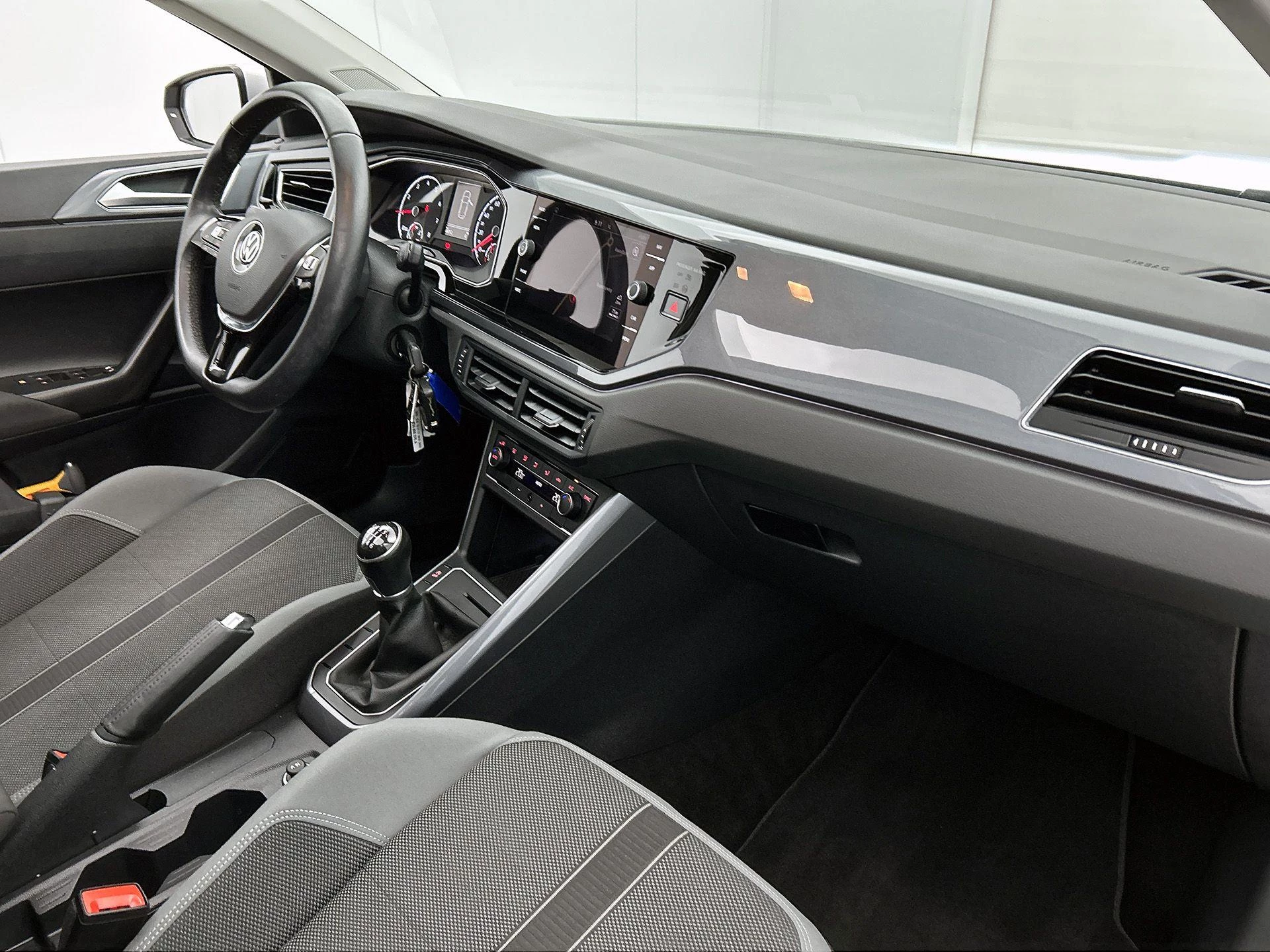 Volkswagen-Polo-image-18