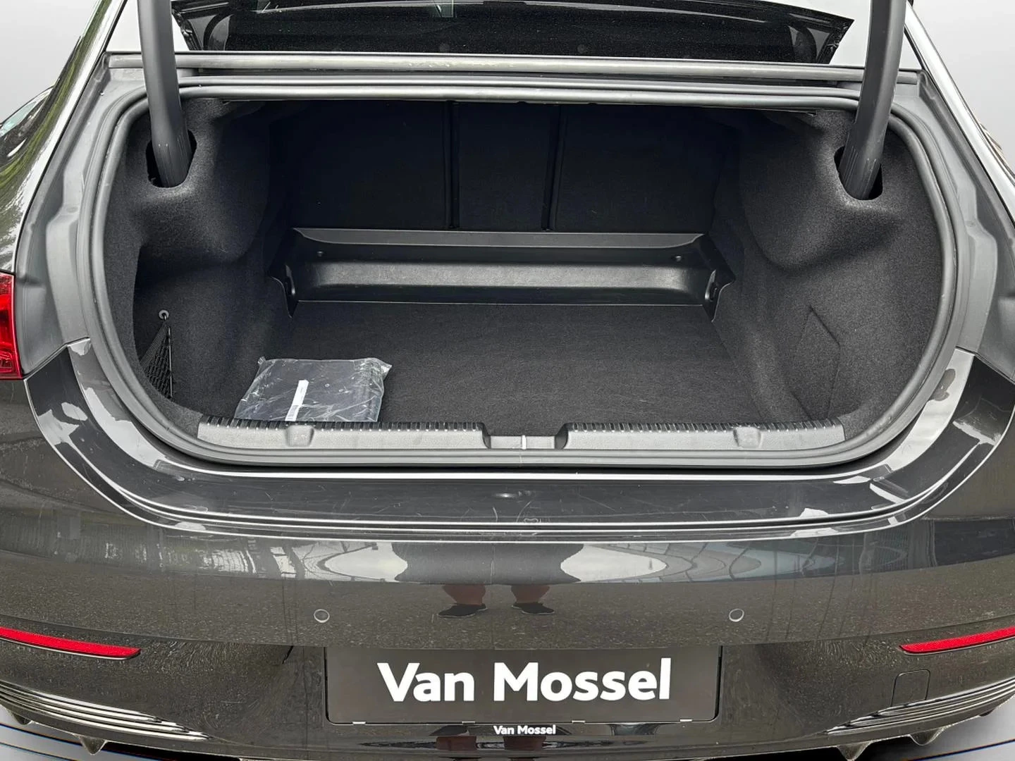 Mercedes-Benz-EQE-image-14