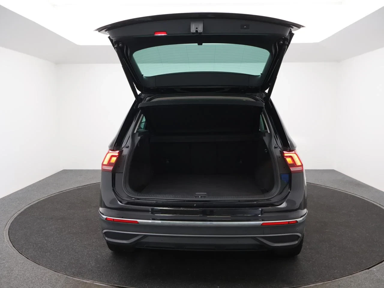 Volkswagen-Tiguan-image-23