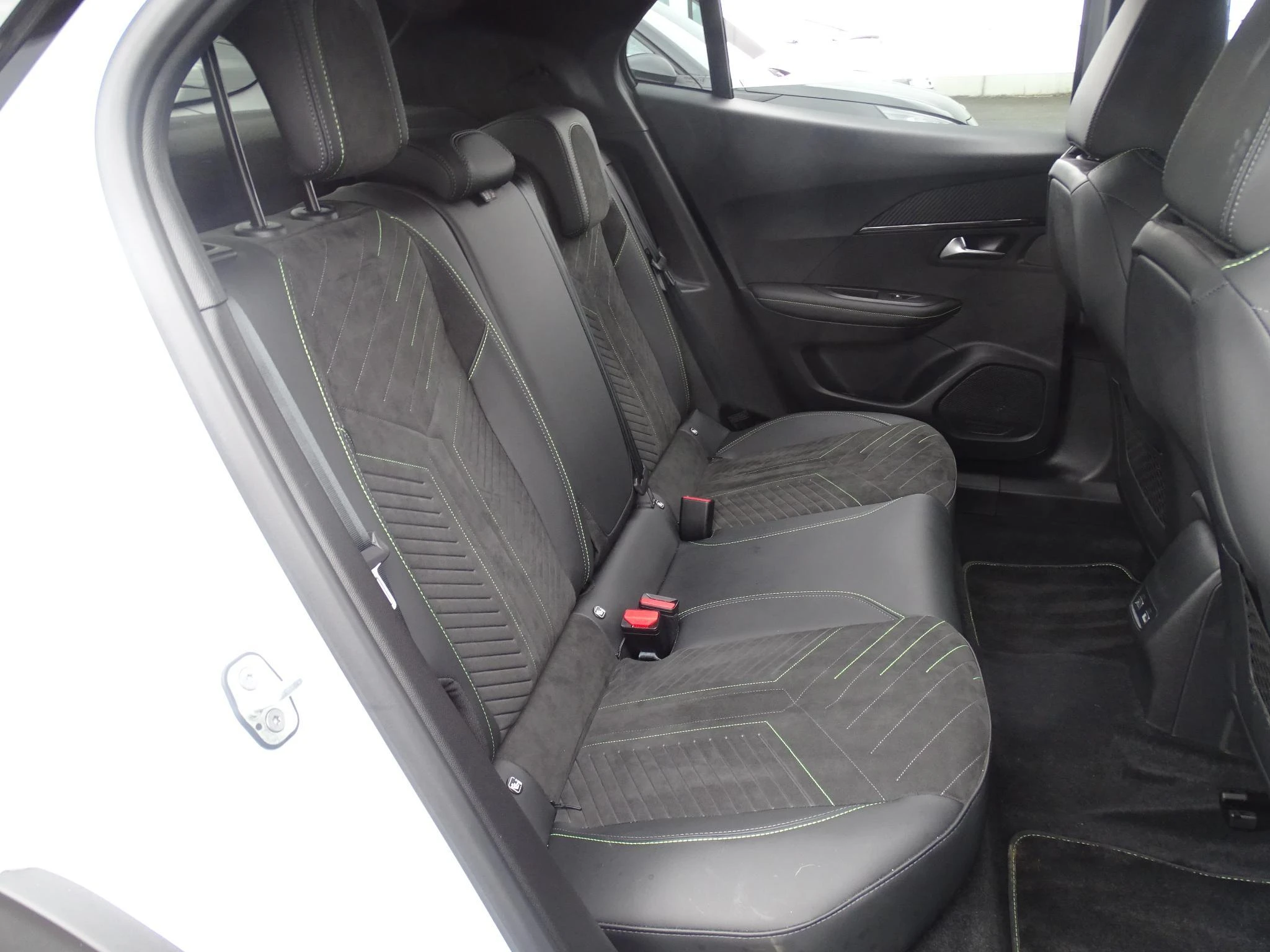 Peugeot-e-2008-image-9