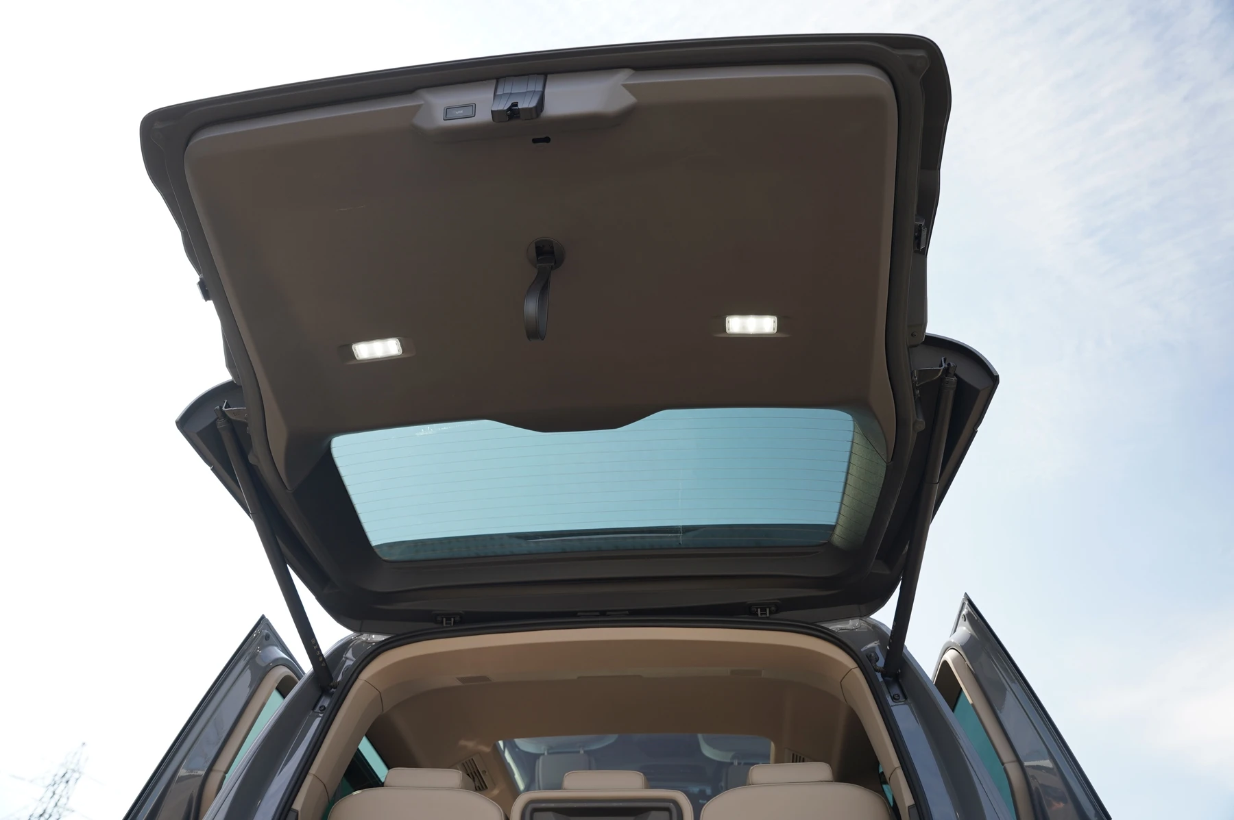 Volkswagen-Multivan-image-32