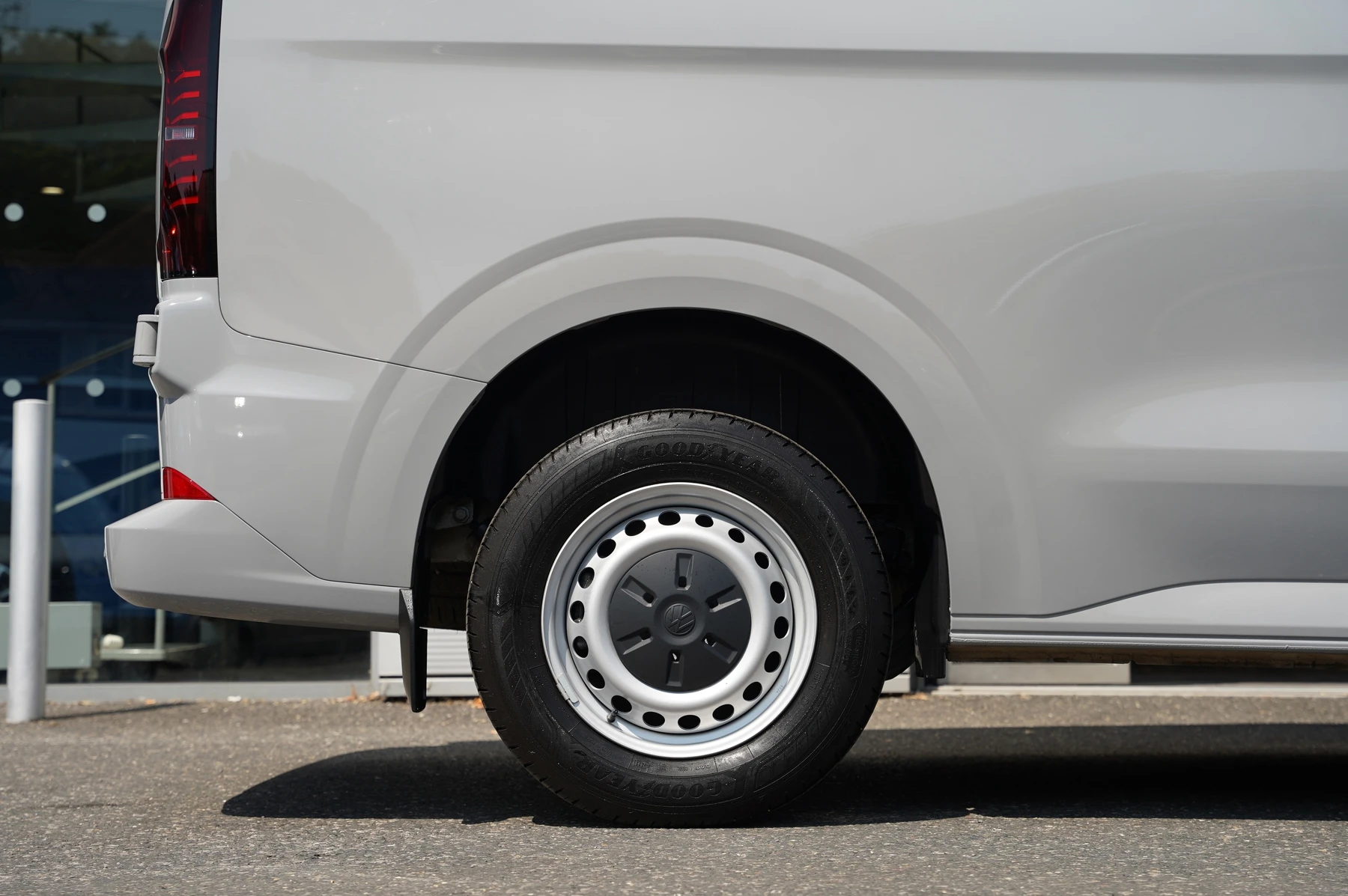 Volkswagen-Transporter-image-16