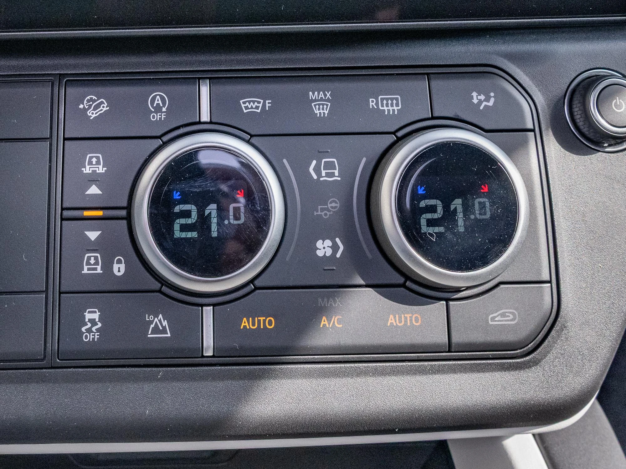 Land Rover Defender 90 D200 S AWD Auto. 26MY
