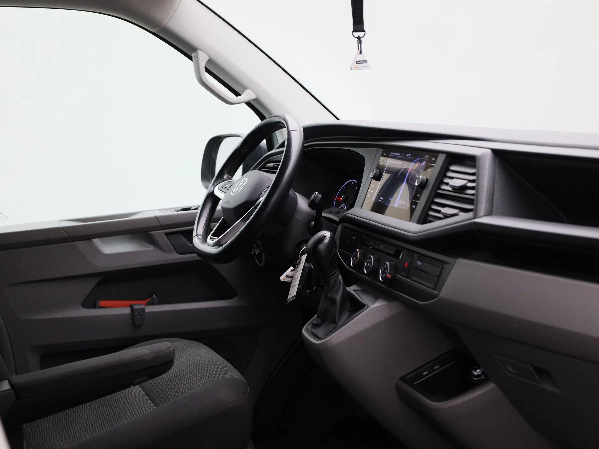 Volkswagen-Transporter-image-31