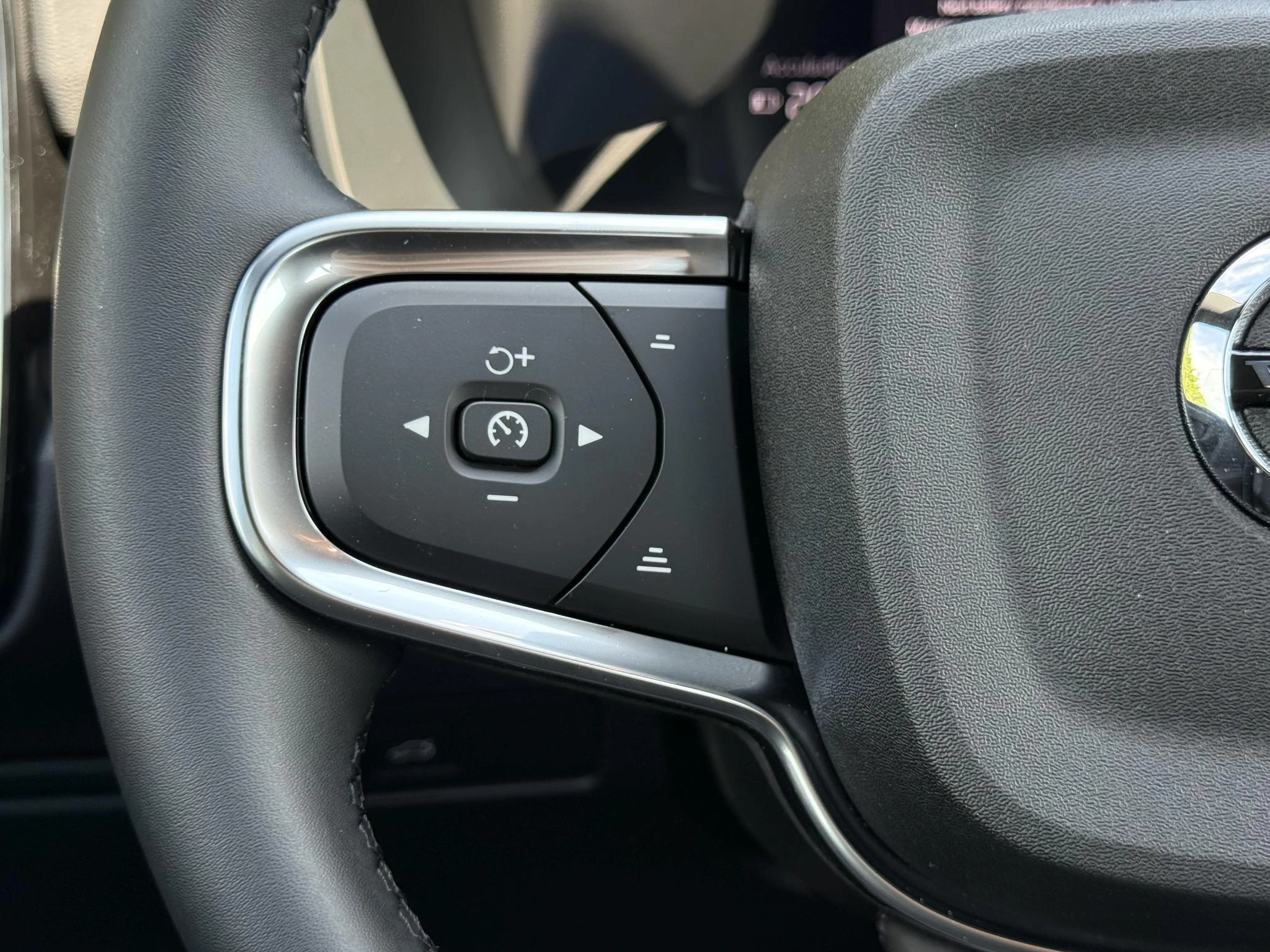 Volvo-EX40-image-18