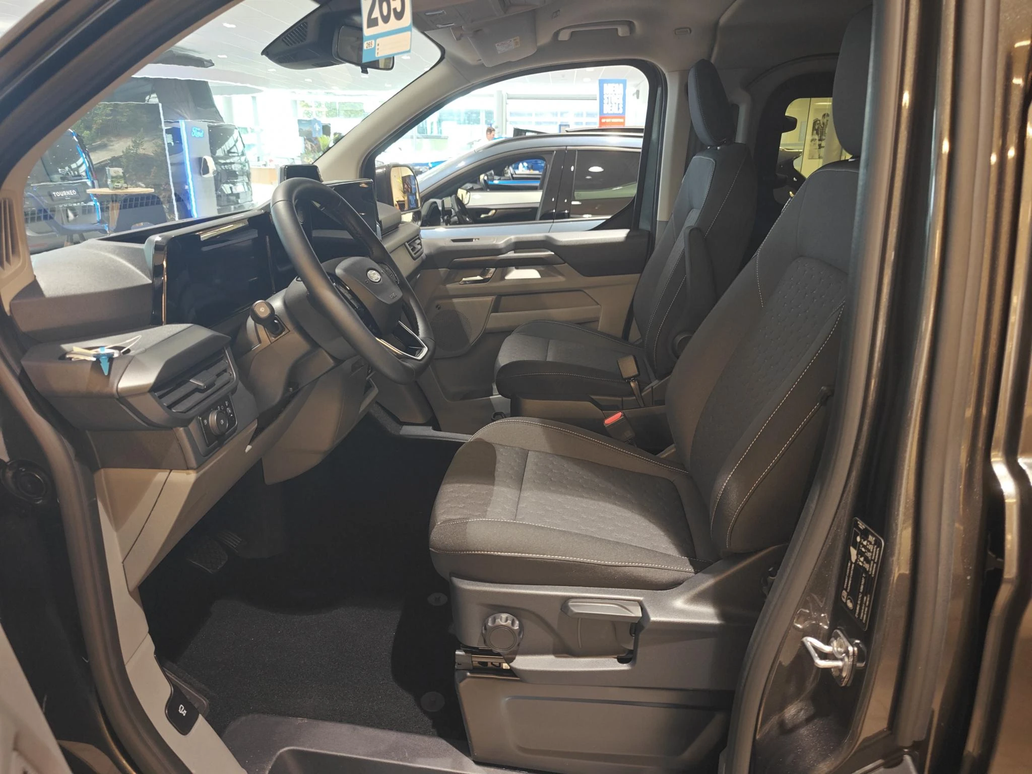 Ford-Tourneo Custom-image-8