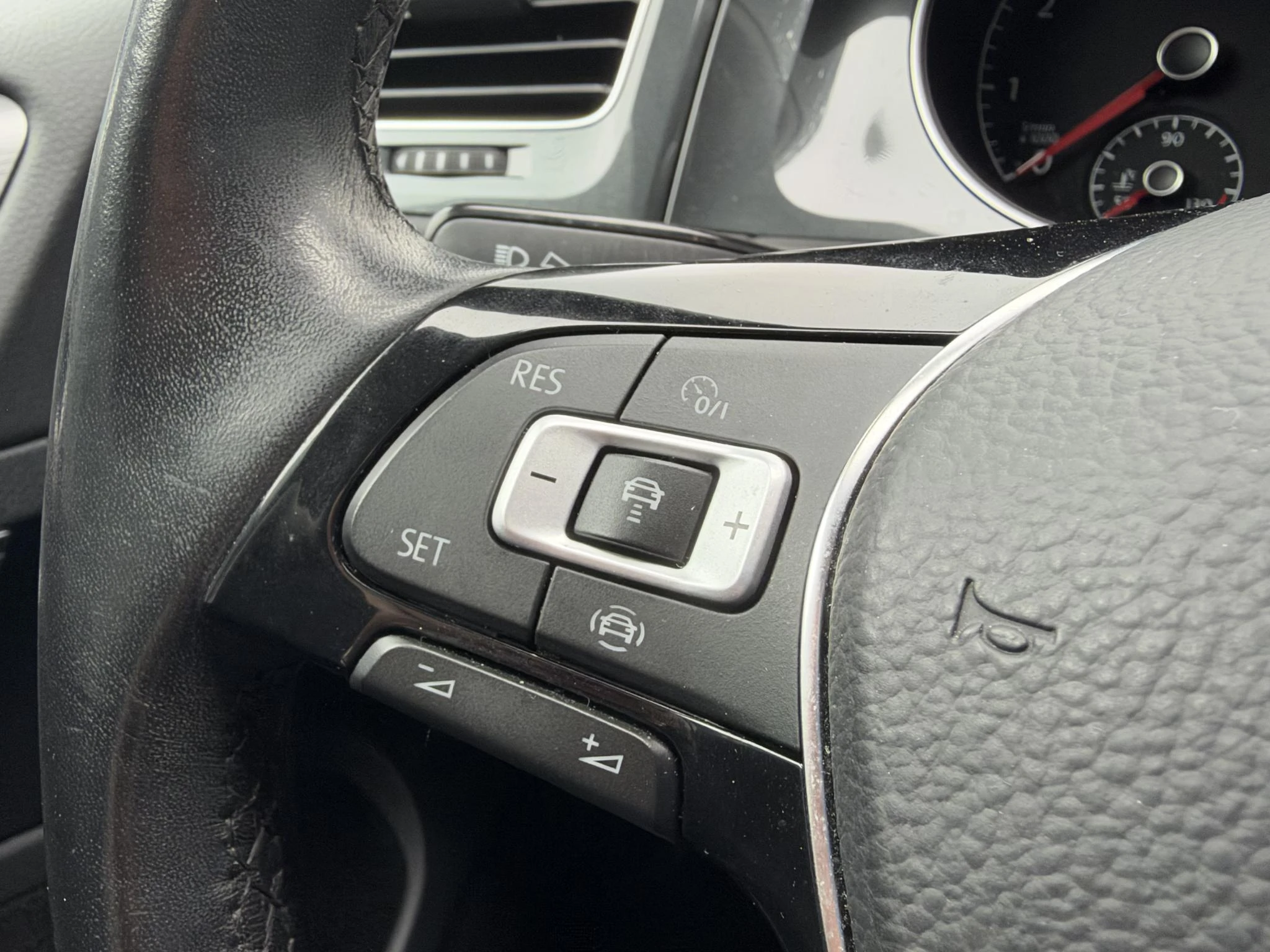 Volkswagen-Golf-image-4