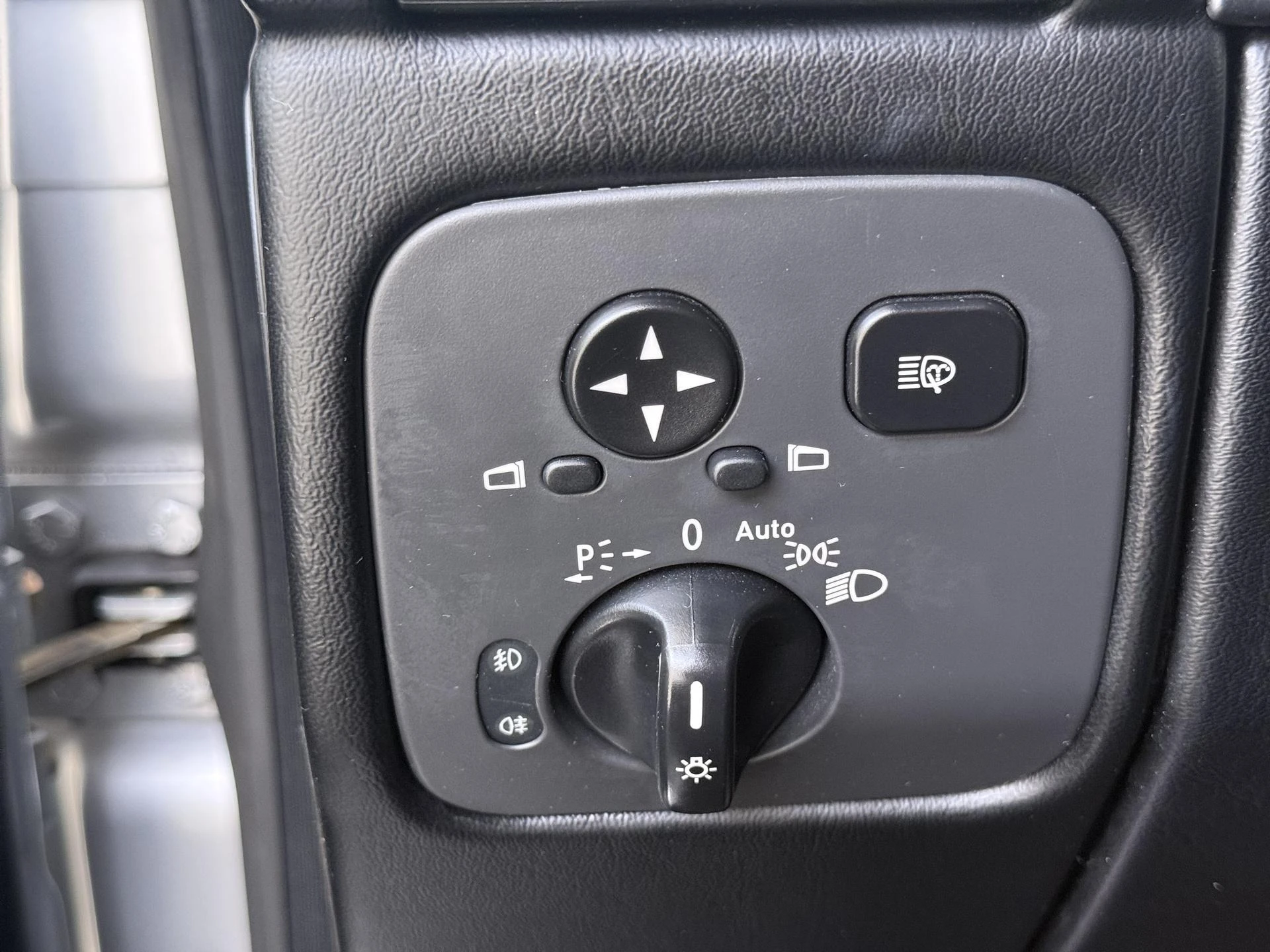 Mercedes-Benz-G-Klasse-image-32