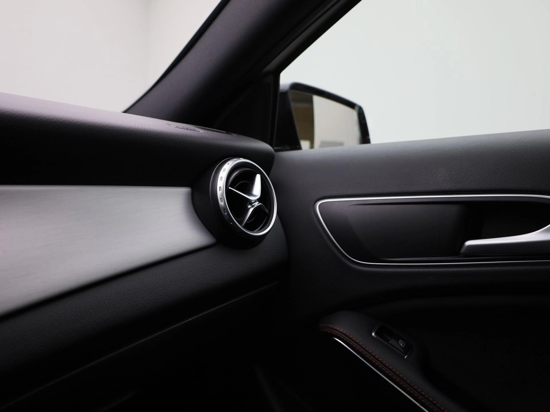 Mercedes-Benz-GLA-image-24
