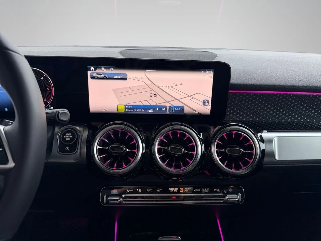 Mercedes-Benz-GLB 200 d-image-7