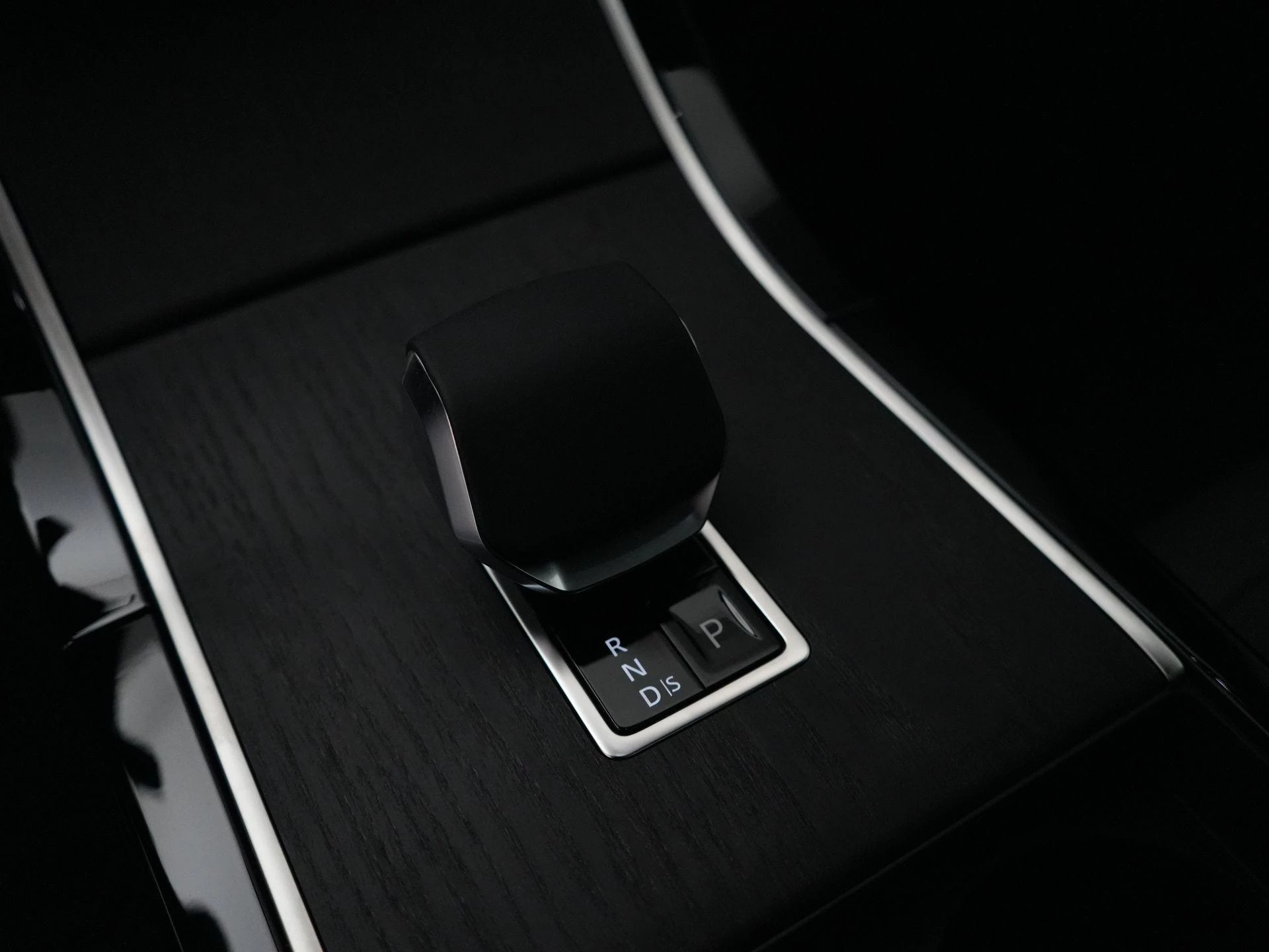 Land Rover-Range Rover Evoque-image-18