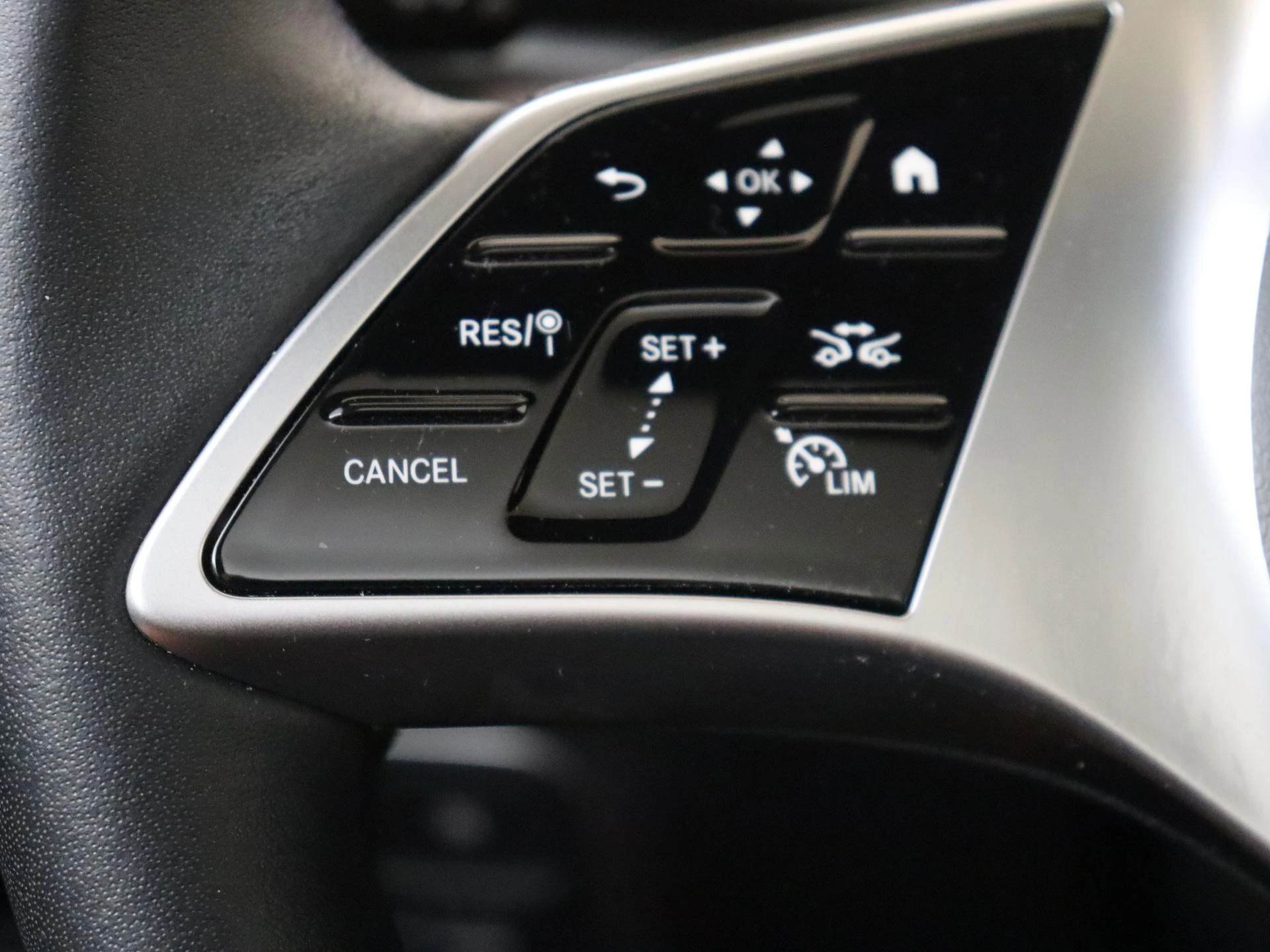 Mercedes-Benz-EQB-image-12