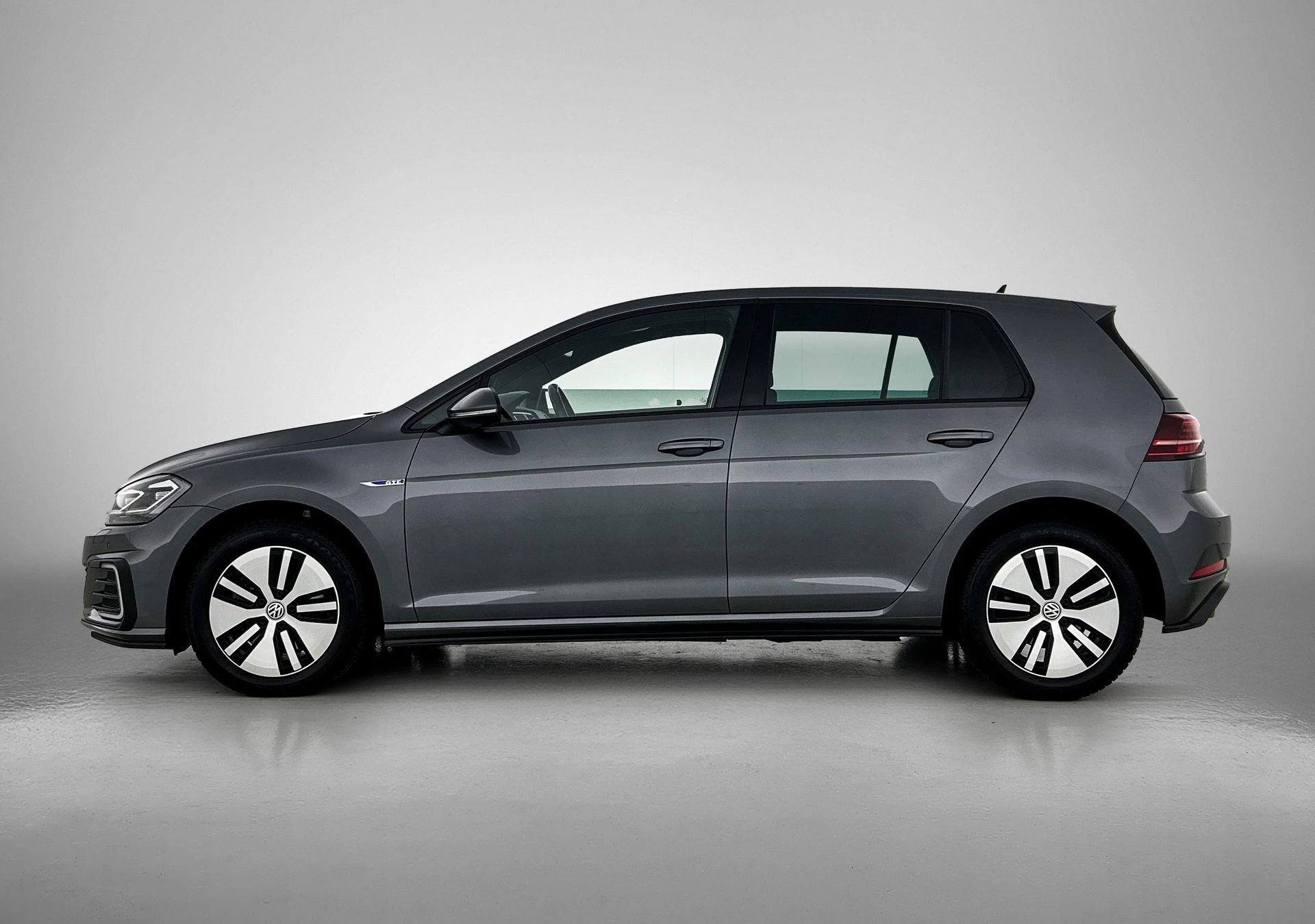 Volkswagen-Golf-image-1
