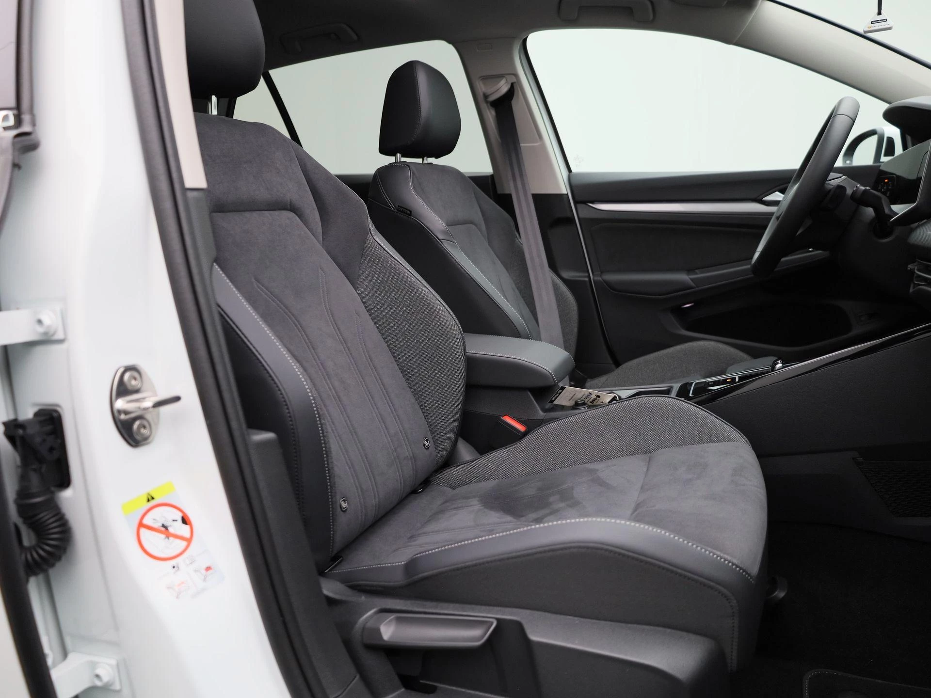 Volkswagen-Golf-image-36
