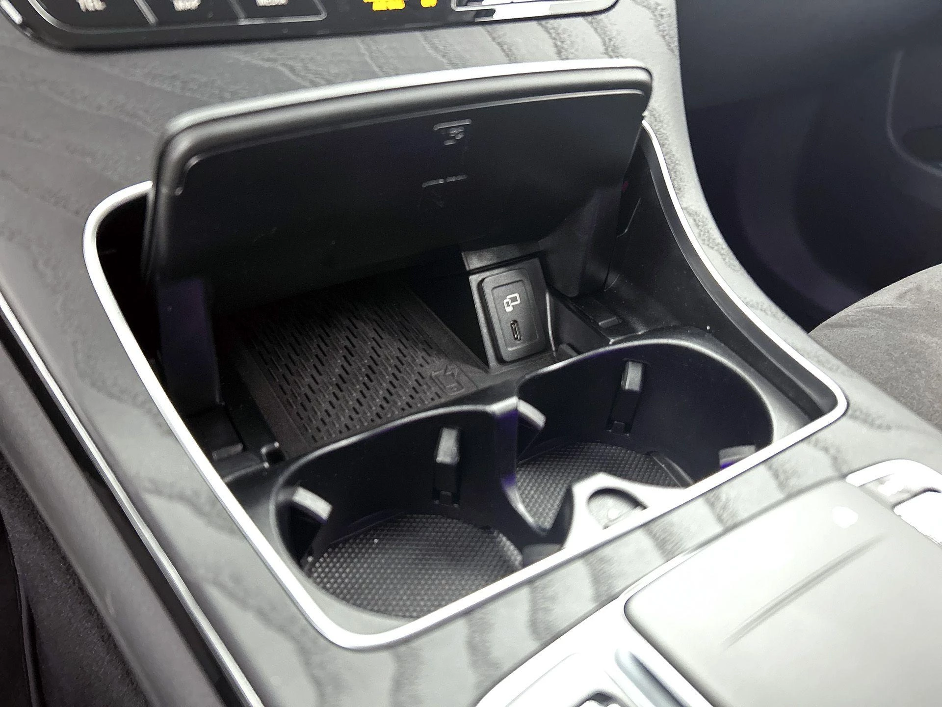 Mercedes-Benz-GLC-image-35