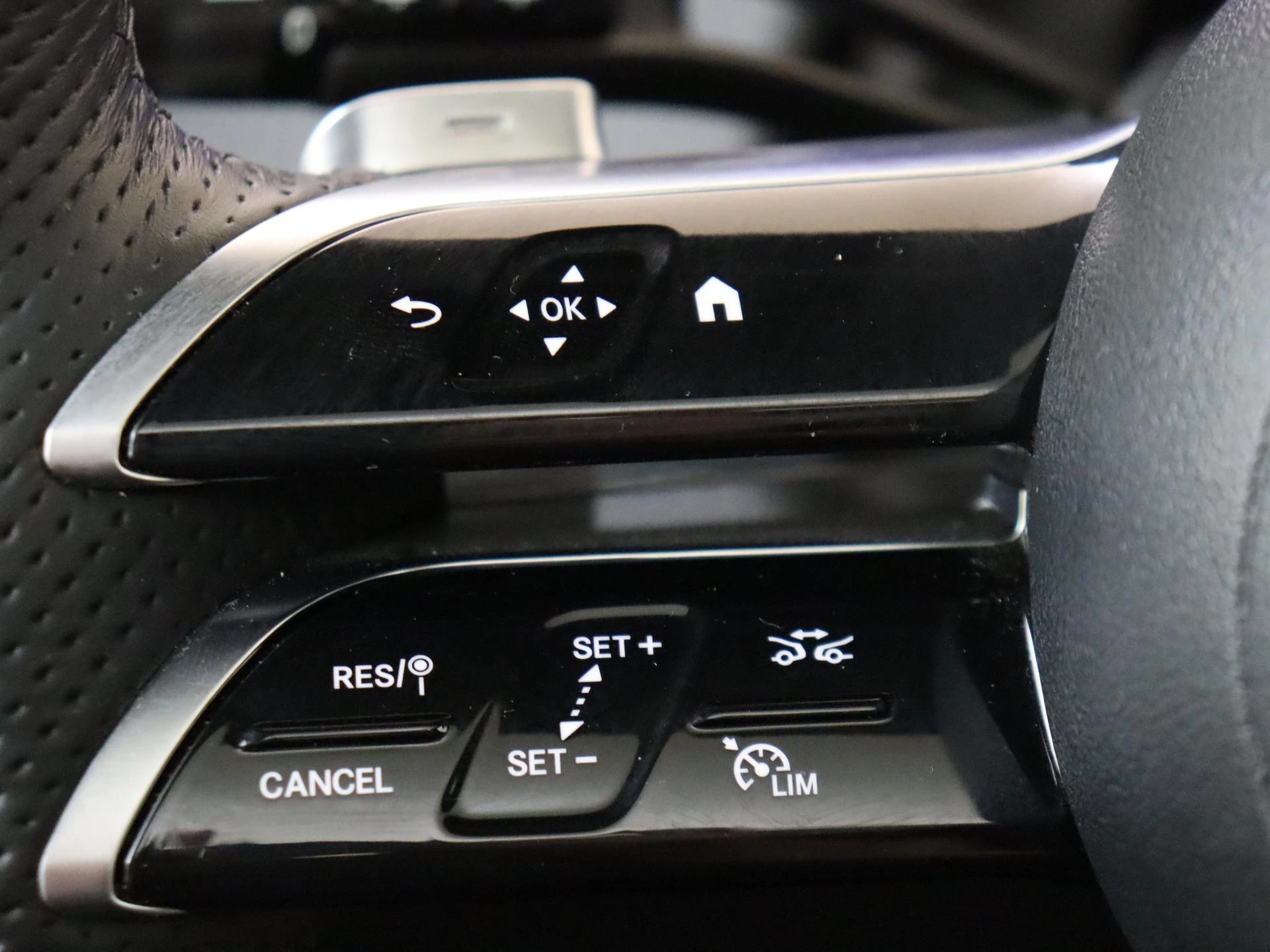 Mercedes-Benz-EQE-image-12