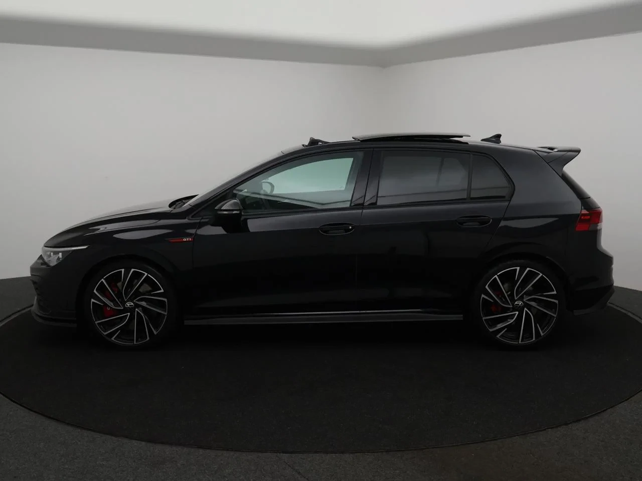 Volkswagen-Golf-image-2