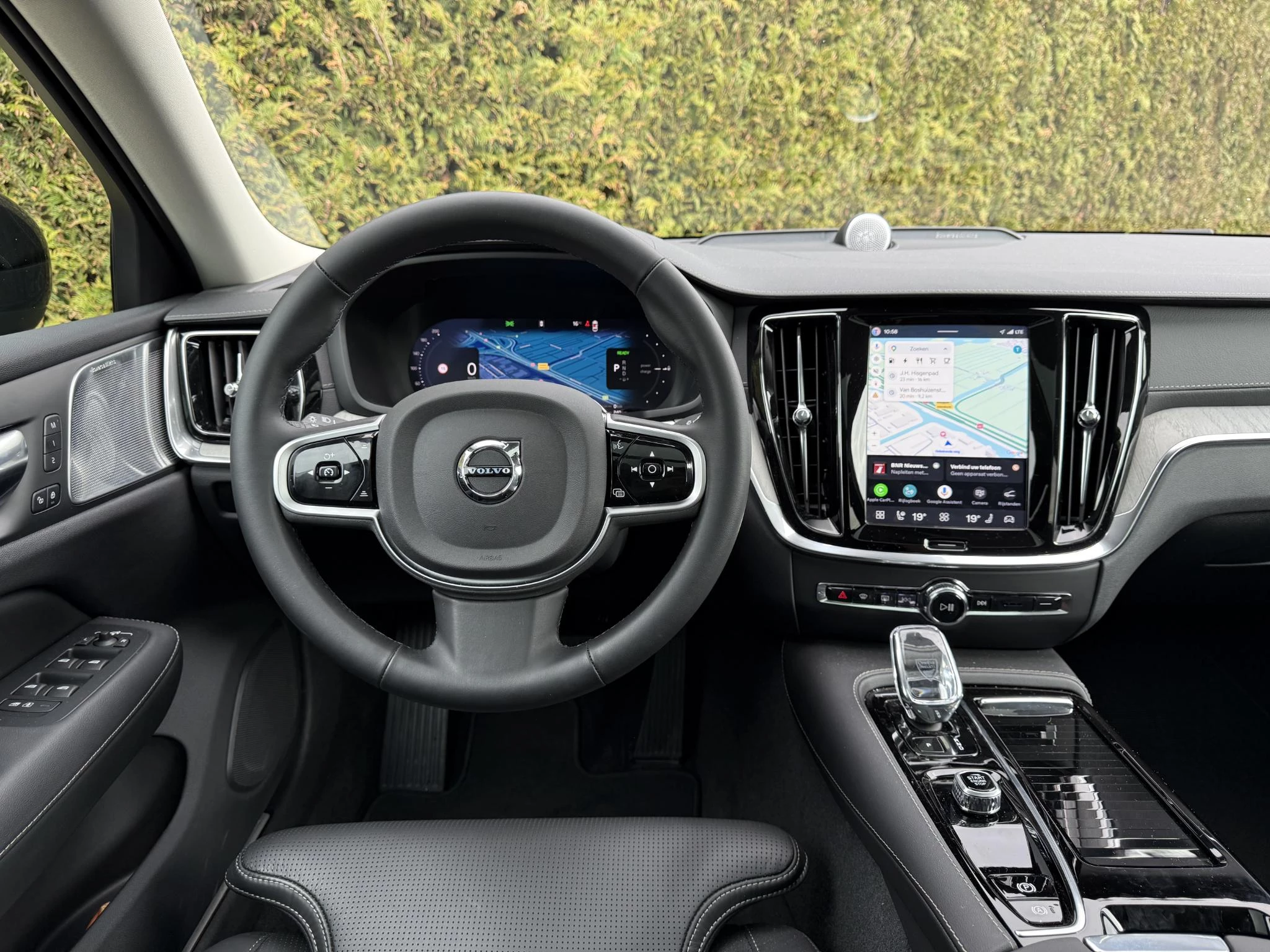 Volvo V60 T8 Plug-in hybrid AWD Ultra Dark