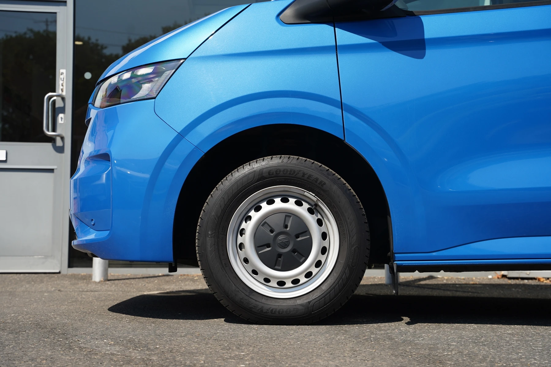 Volkswagen-Transporter-image-4