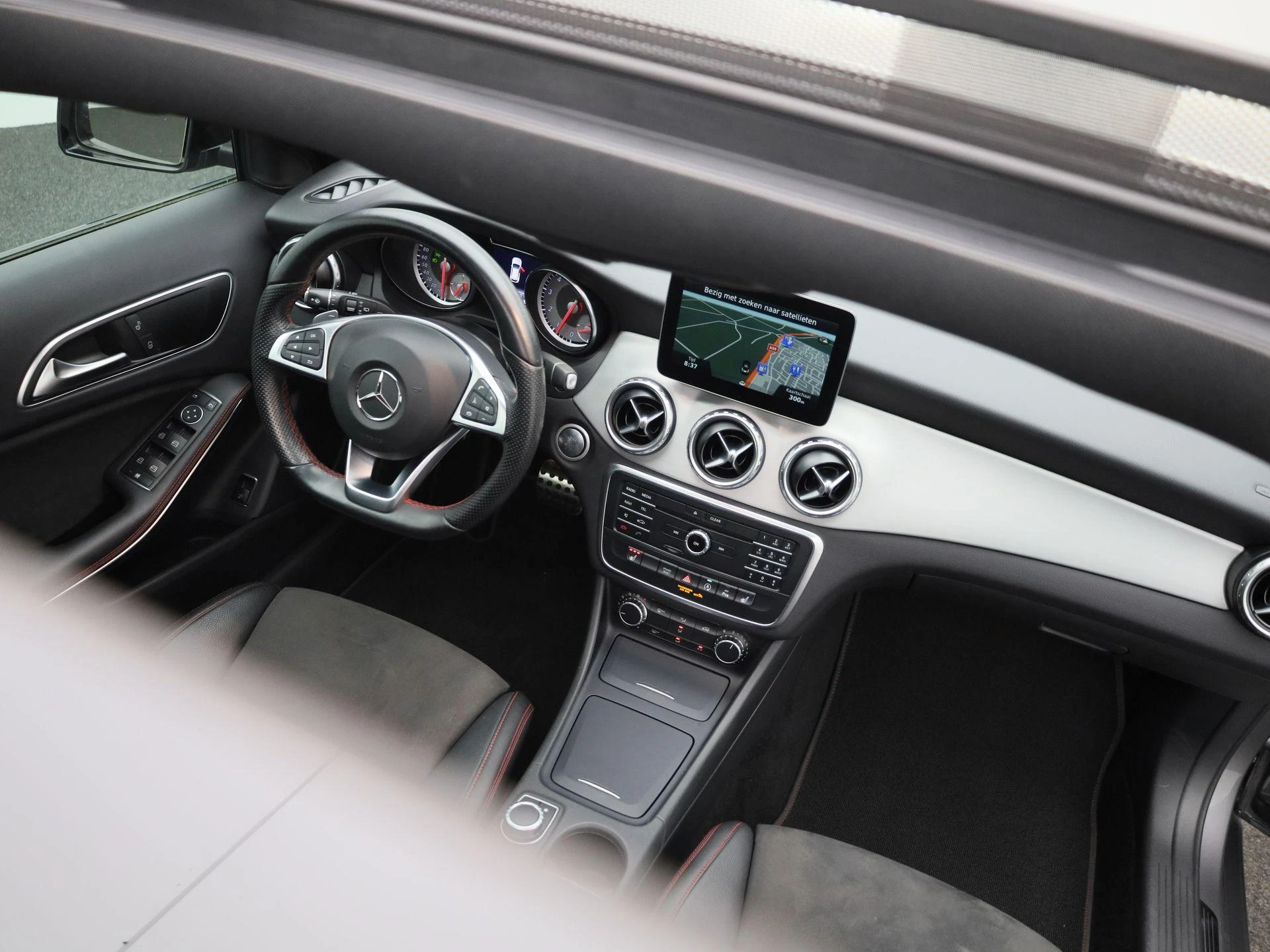 Mercedes-Benz-GLA-image-32