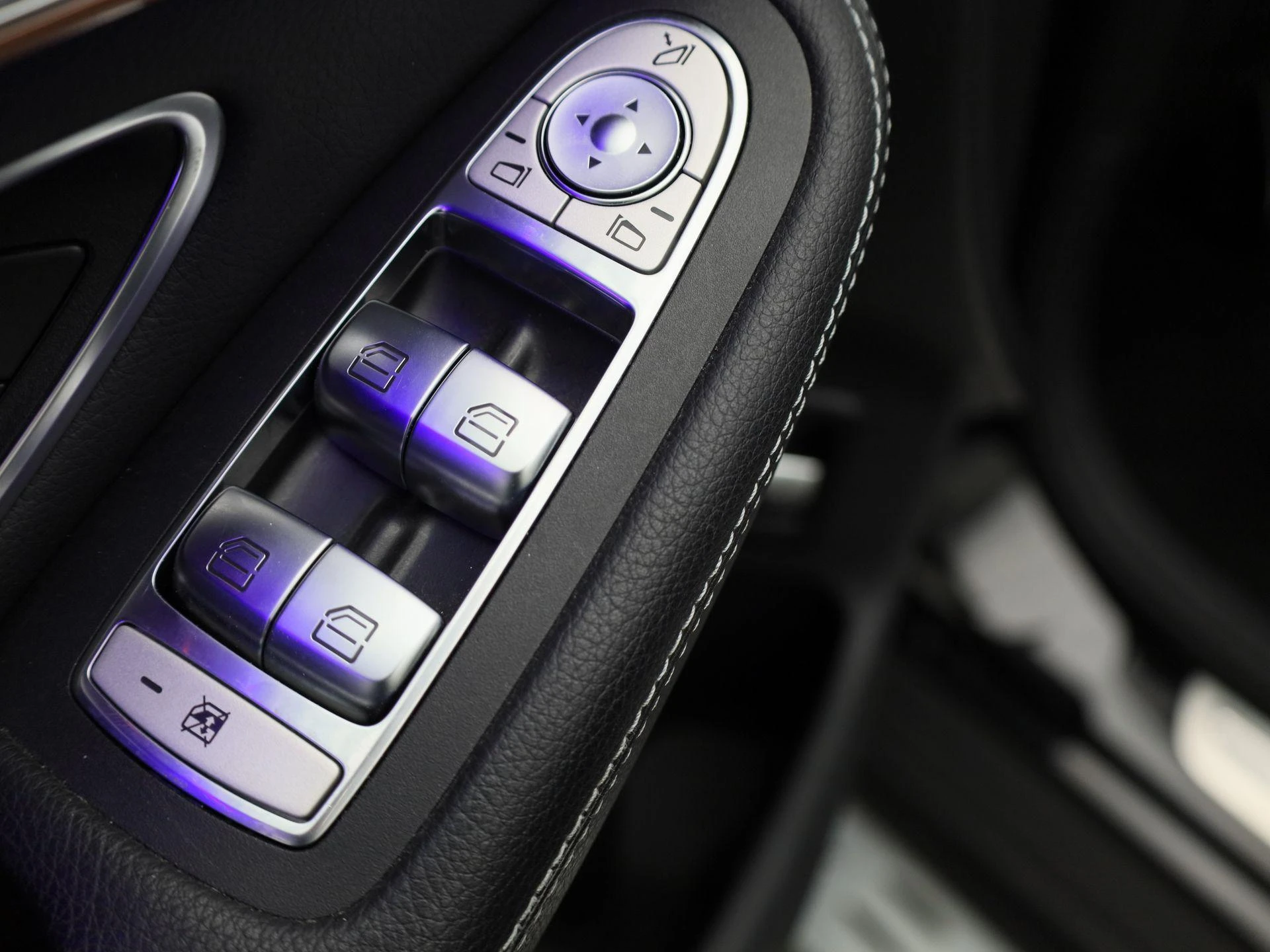 Mercedes-Benz-EQC-image-41