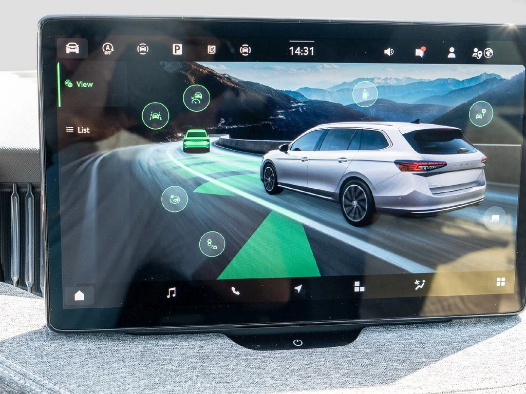 Škoda Superb Combi 2.0 TDI DSG Selection AHK, Panoramadach