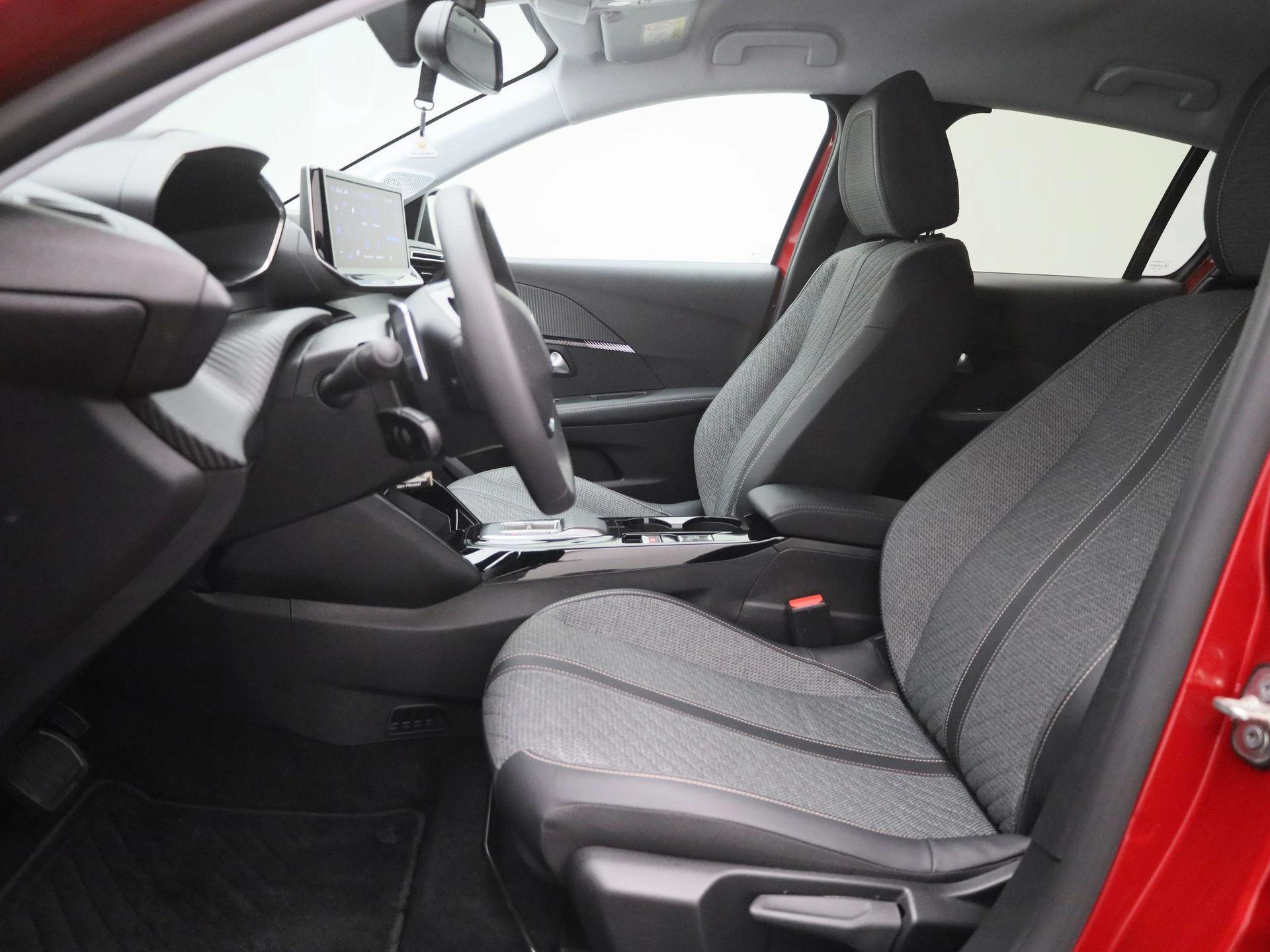 Peugeot 208 - 8