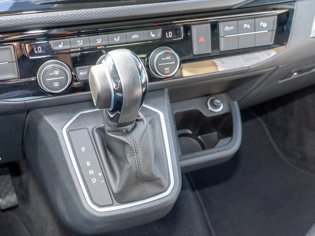 Volkswagen-Multivan-image-17