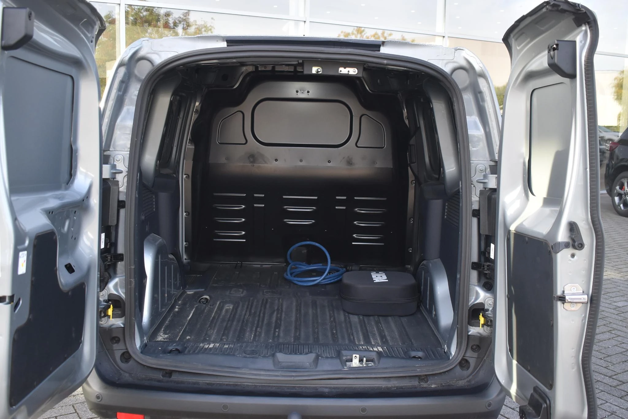 Ford-E-Transit Courier-image-8