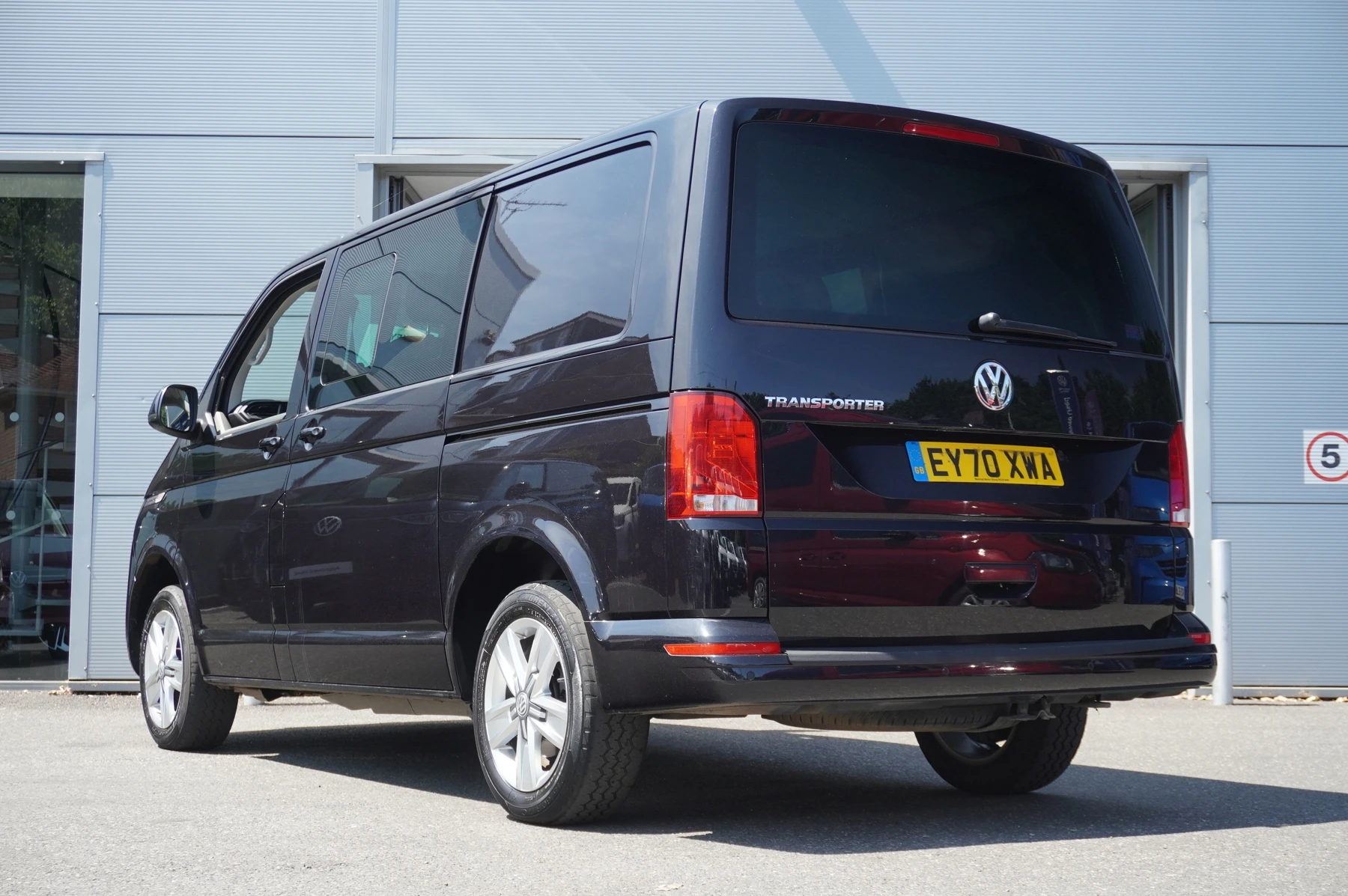 Volkswagen-Transporter-image-2