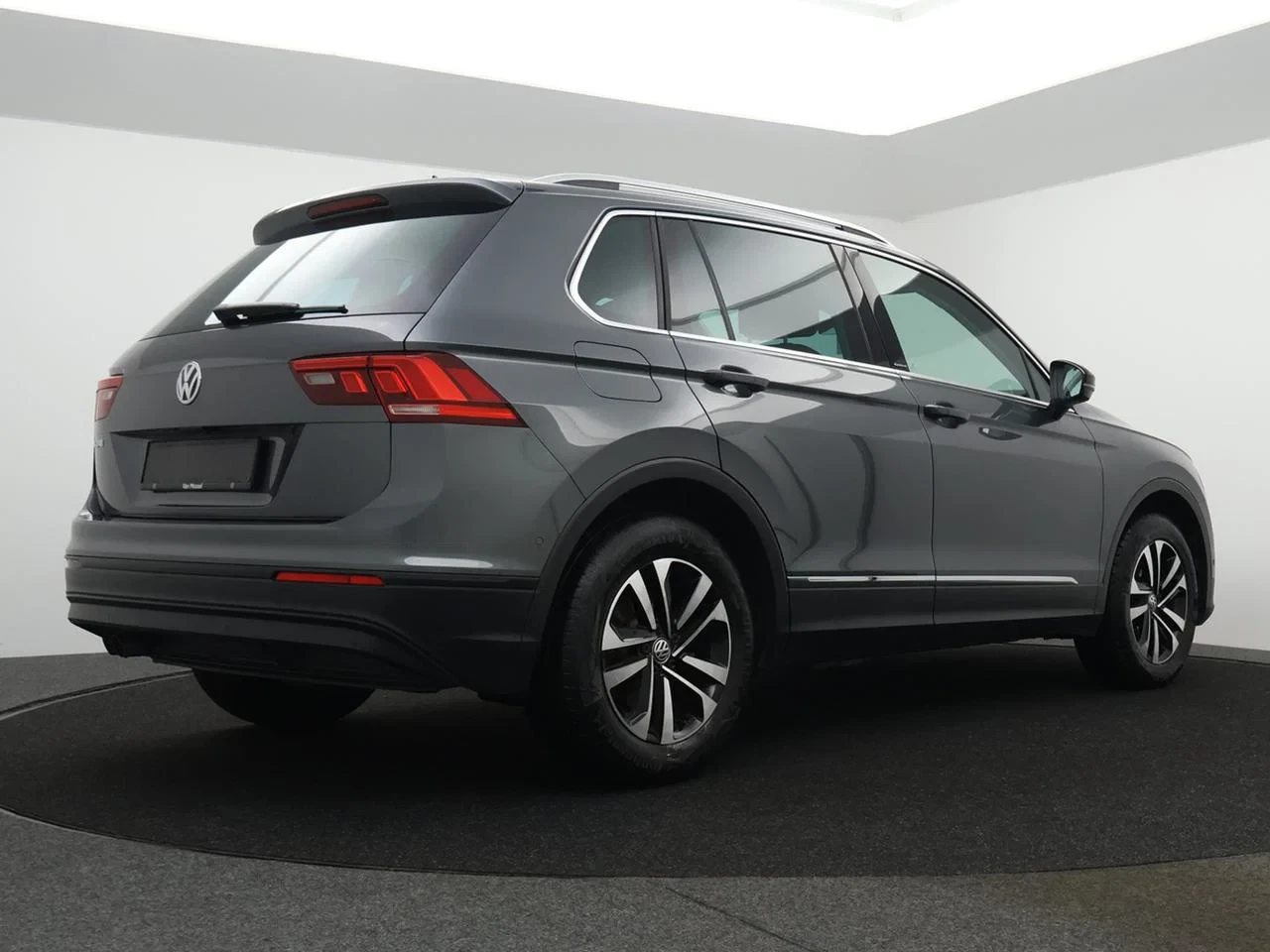 Volkswagen-Tiguan-image-4